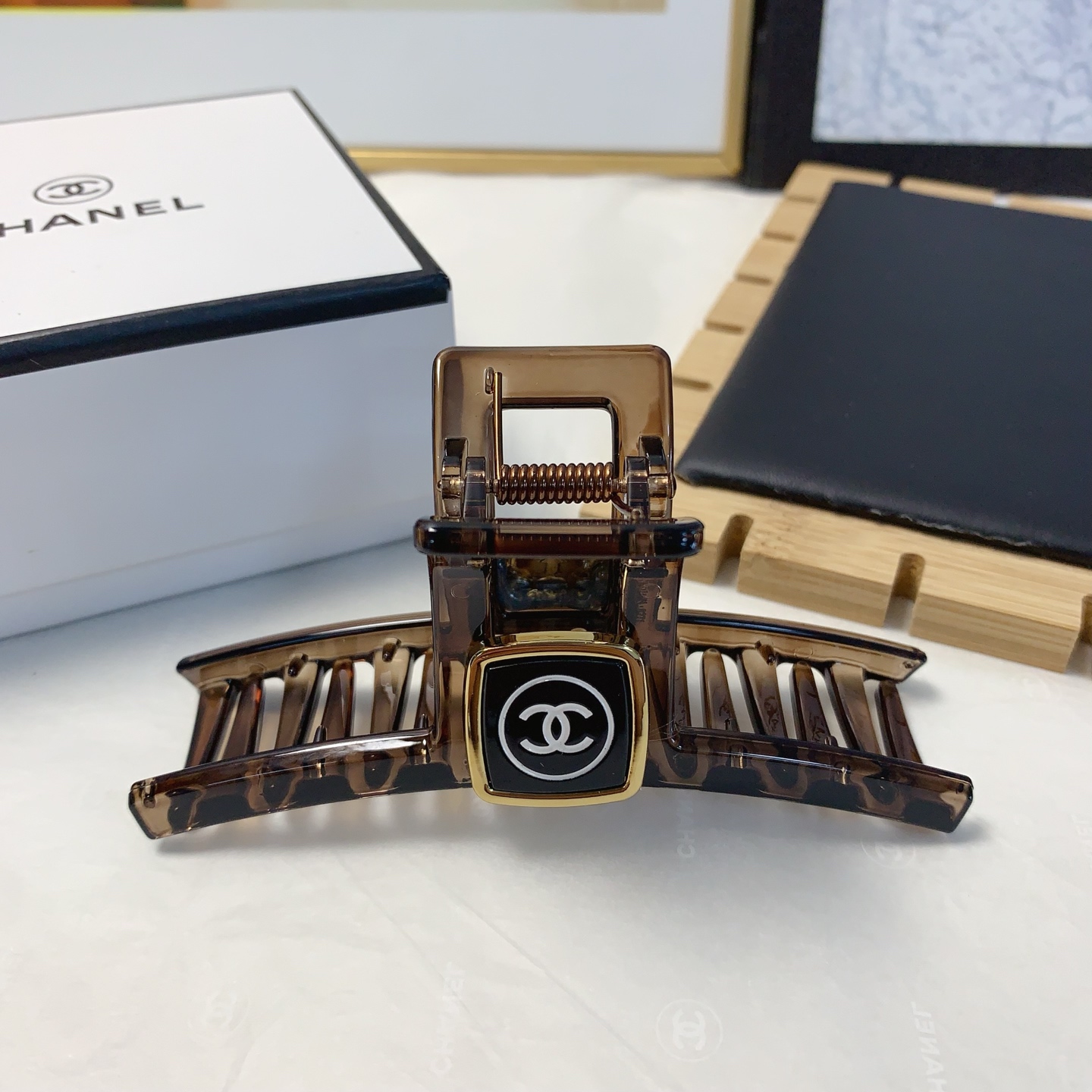  chanel小香
chanel抓夹
小香风新款logo抓夹 气质百搭 日常精致小单品 小仙女必入单品 