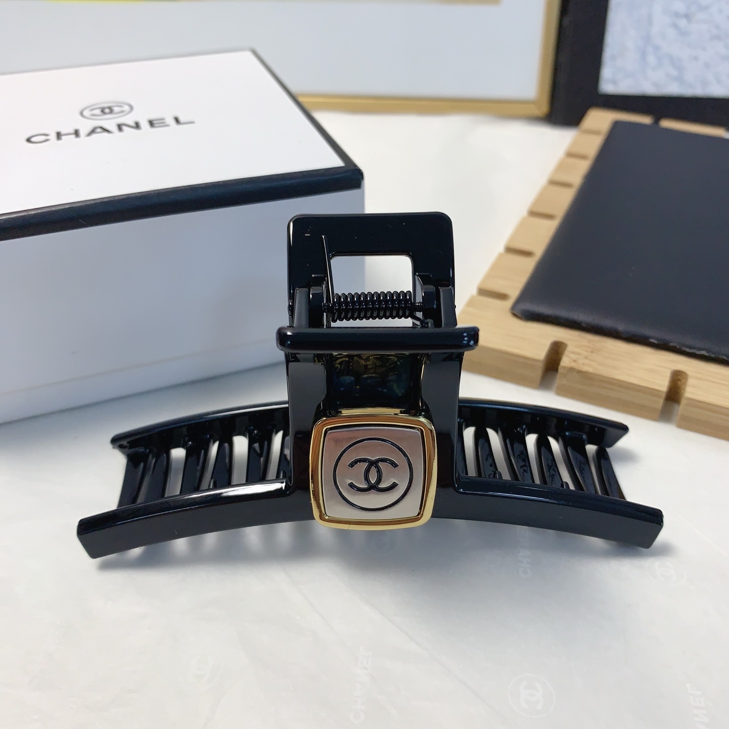  chanel小香
chanel抓夹
小香风新款logo抓夹 气质百搭 日常精致小单品 小仙女必入单品 
