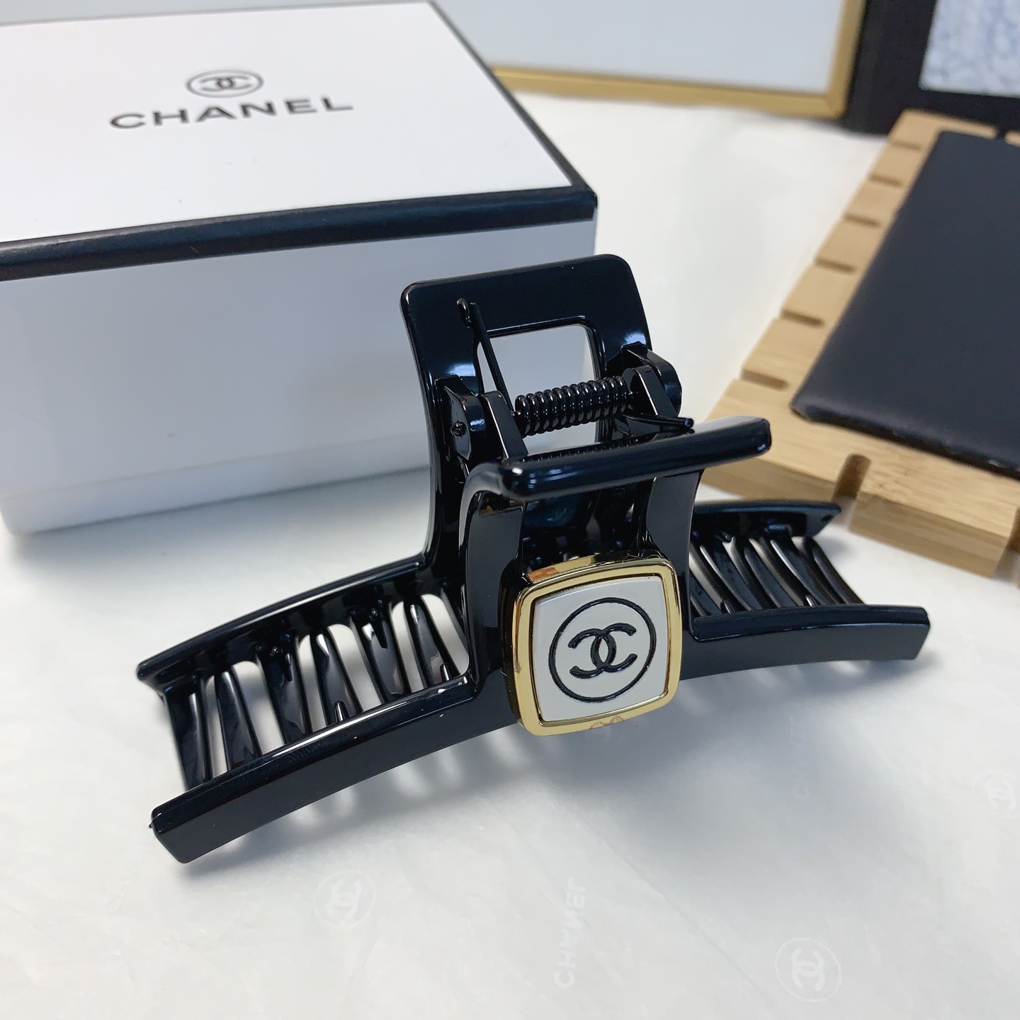  chanel小香
chanel抓夹
小香风新款logo抓夹 气质百搭 日常精致小单品 小仙女必入单品 