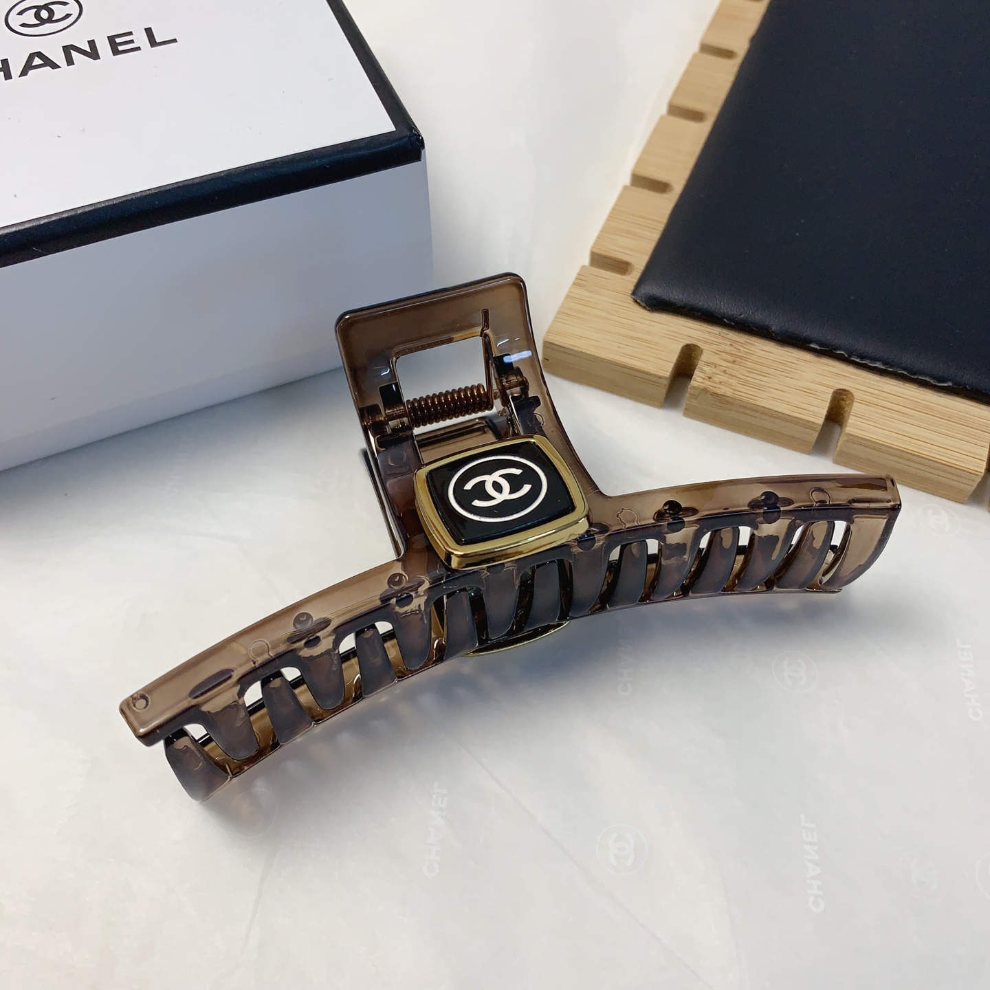  chanel小香
chanel抓夹
小香风新款logo抓夹 气质百搭 日常精致小单品 小仙女必入单品 