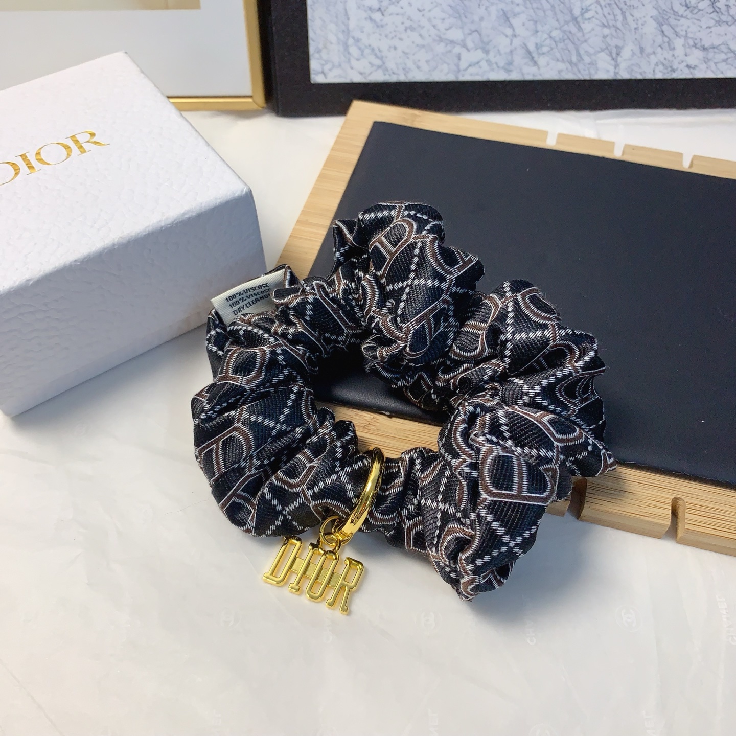  Dior迪奥
Dior皮筋
新款吊牌logo皮筋发圈大肠圈气质百搭小仙女必入单品 宝藏款 闭眼入🥰推荐