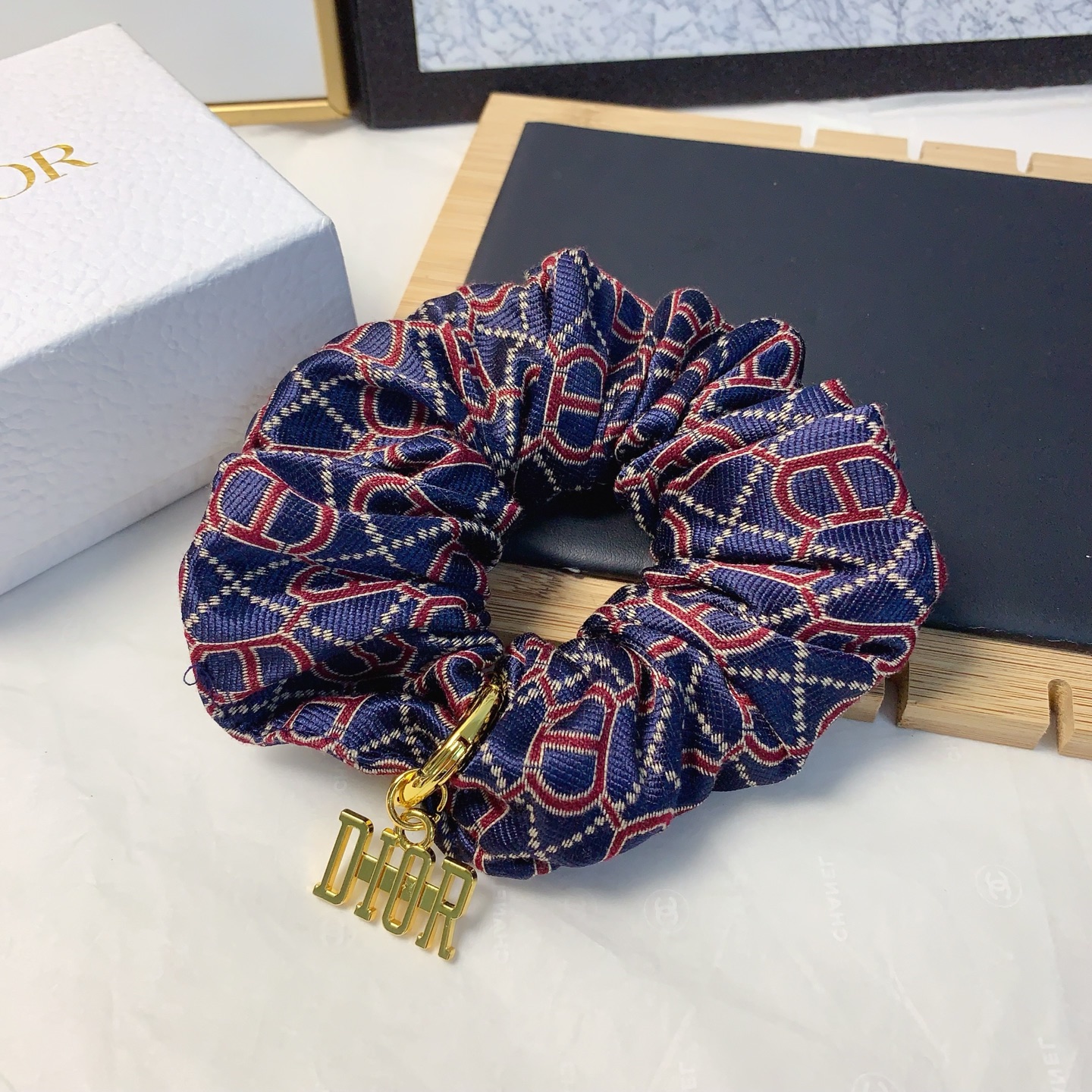  Dior迪奥
Dior皮筋
新款吊牌logo皮筋发圈大肠圈气质百搭小仙女必入单品 宝藏款 闭眼入🥰推荐