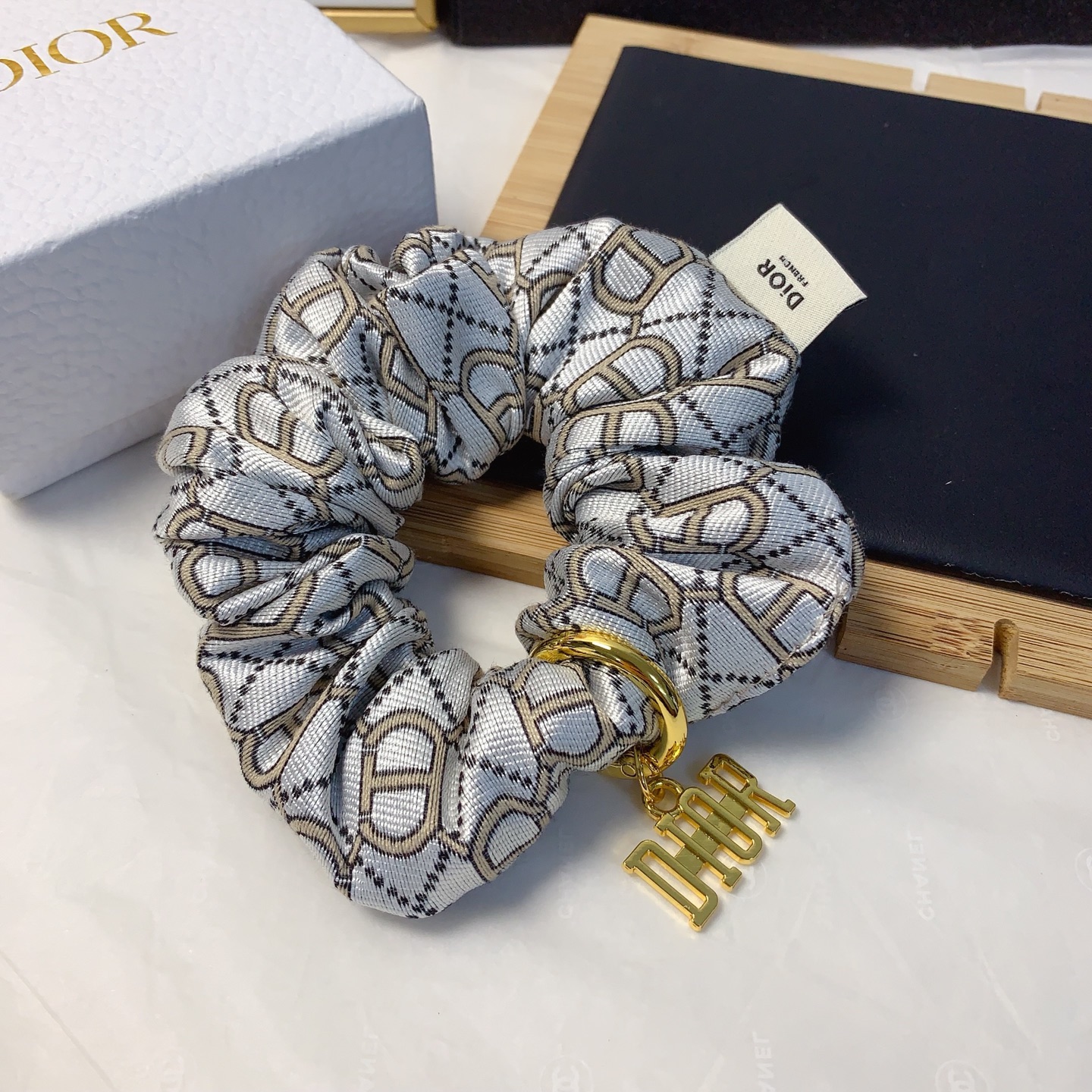  Dior迪奥
Dior皮筋
新款吊牌logo皮筋发圈大肠圈气质百搭小仙女必入单品 宝藏款 闭眼入🥰推荐