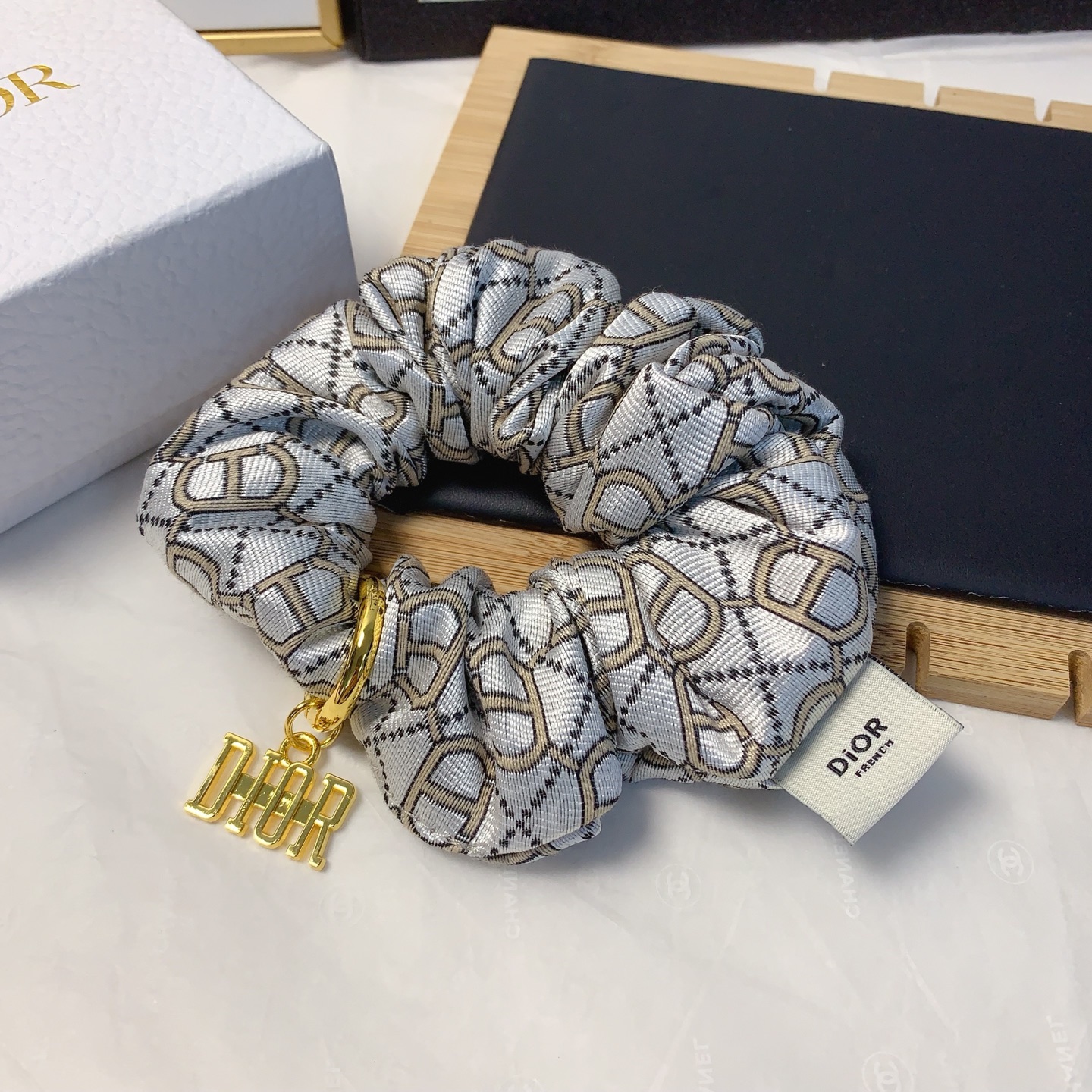  Dior迪奥
Dior皮筋
新款吊牌logo皮筋发圈大肠圈气质百搭小仙女必入单品 宝藏款 闭眼入🥰推荐