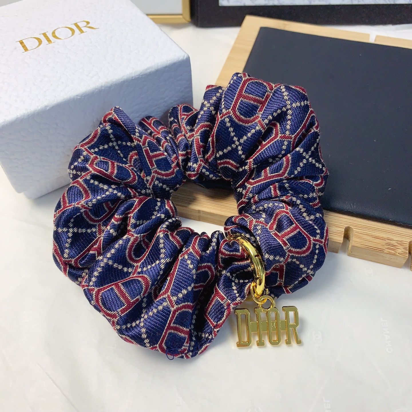  Dior迪奥
Dior皮筋
新款吊牌logo皮筋发圈大肠圈气质百搭小仙女必入单品 宝藏款 闭眼入🥰推荐