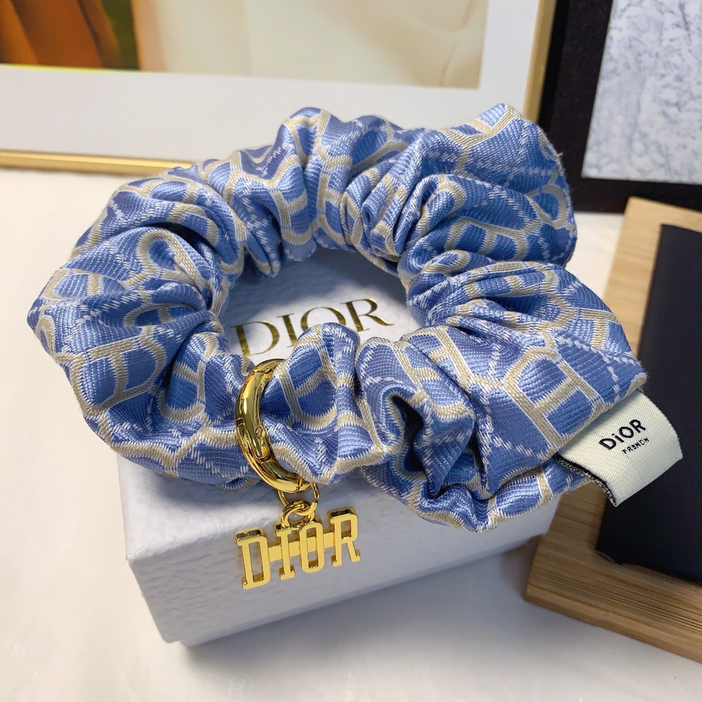  Dior迪奥
Dior皮筋
新款吊牌logo皮筋发圈大肠圈气质百搭小仙女必入单品 宝藏款 闭眼入🥰推荐
