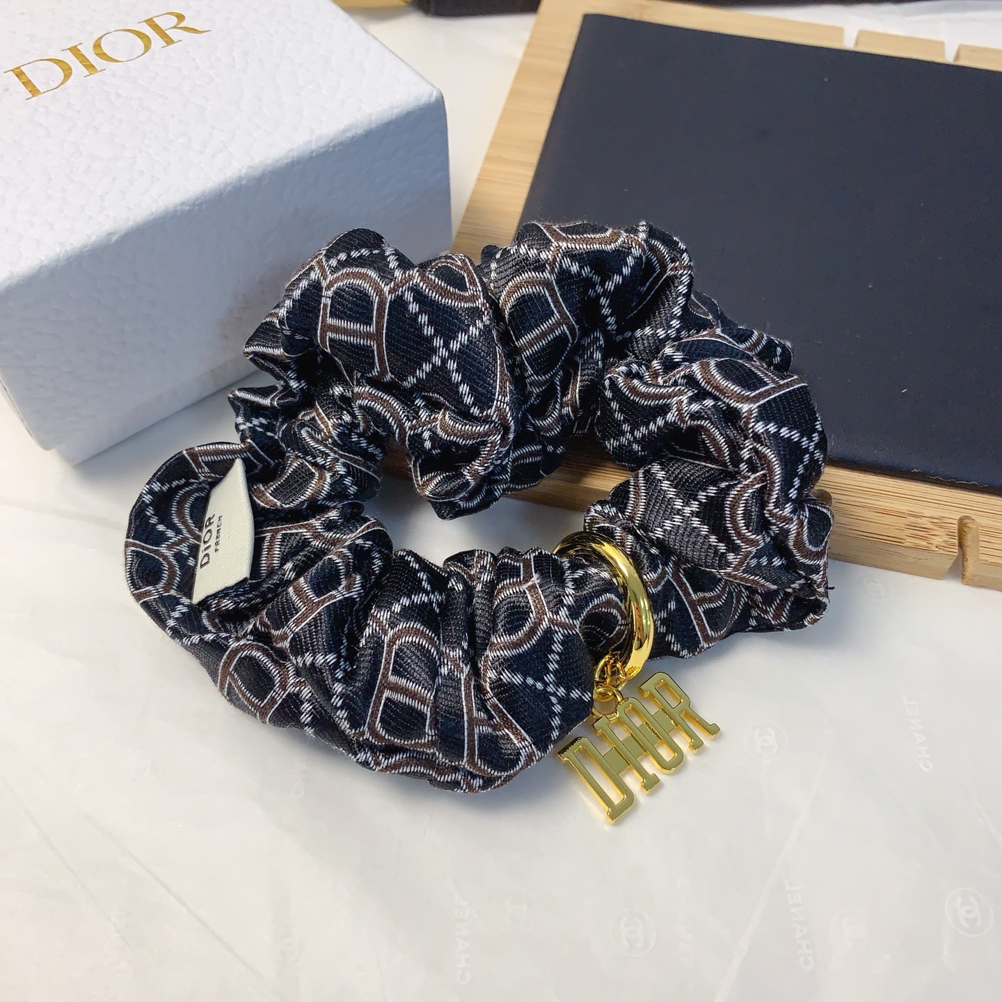  Dior迪奥
Dior皮筋
新款吊牌logo皮筋发圈大肠圈气质百搭小仙女必入单品 宝藏款 闭眼入🥰推荐