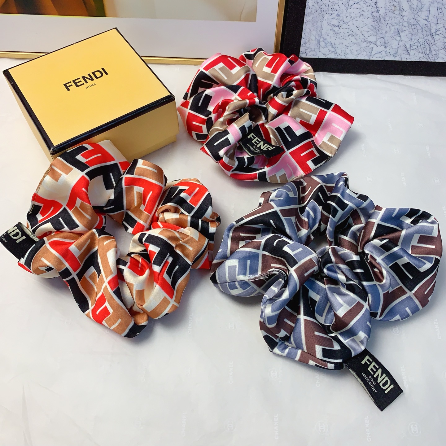 Fendi Fendi Goma para el cabello Goma de raso, éxito de primavera y verano Goma para el cabello, coletero grande Elegan…