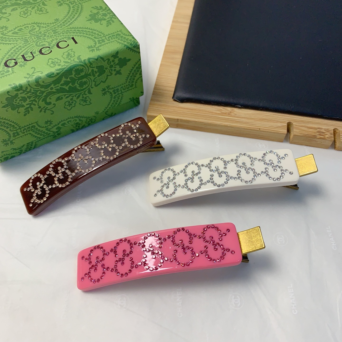 Gucci Gucci, pinza Gucci, pinza lateral para flequillo con logo de resina lleno de diamantes, pequeño accesorio diario …