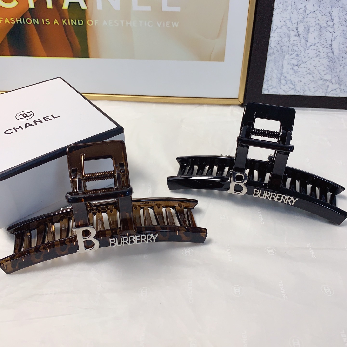 Burberry pinza para el cabello pinza de logotipo de acero de titanio y acetato elegante y versátil artículo pequeño y d…