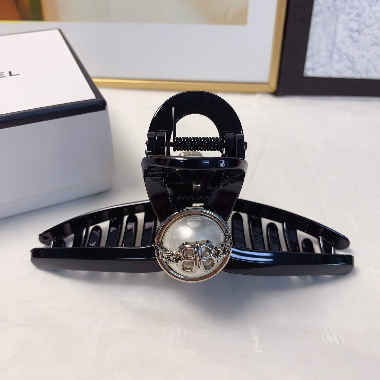 Balenciaga pinza para el cabello pinza de perlas con logotipo elegante y versátil artículo pequeño y delicado para el d…