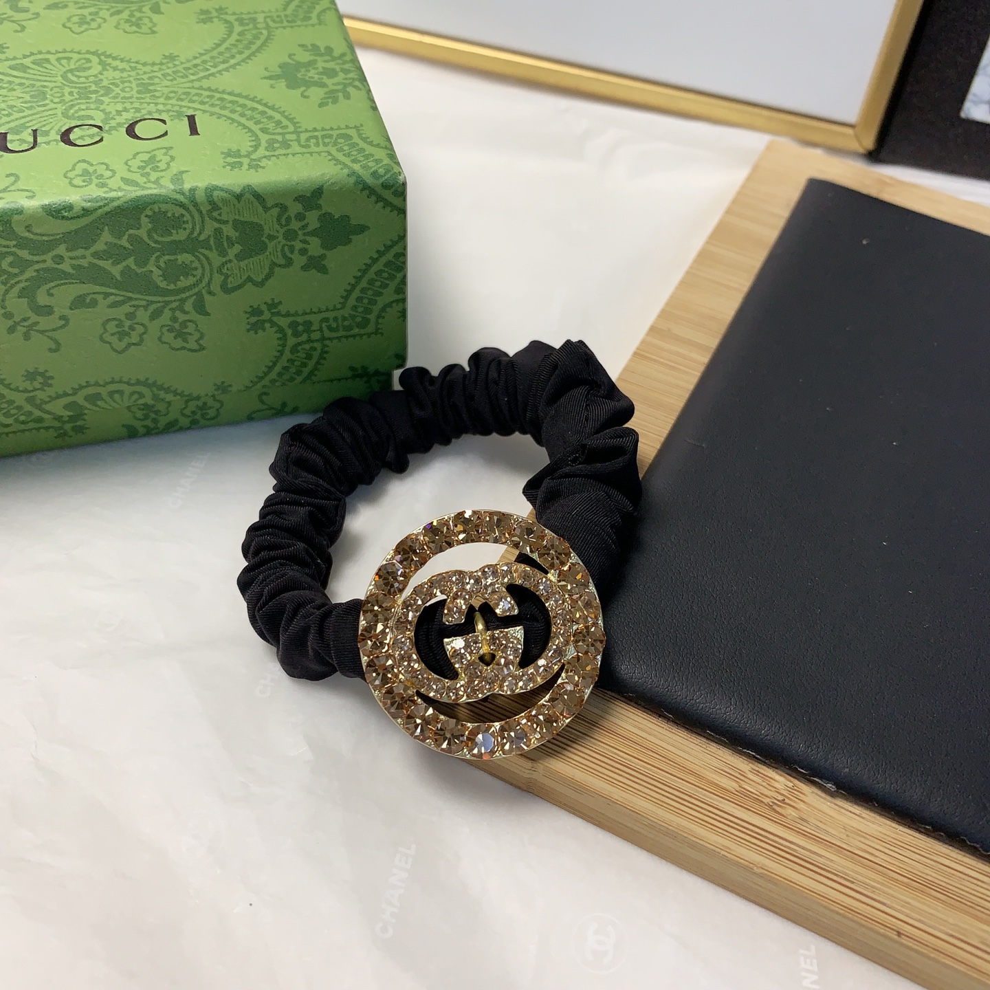  皮筋集合
Dior迪奥
Gucci古驰
chanel小香
LV路易威登
捷克钻logo皮筋发圈日常精致