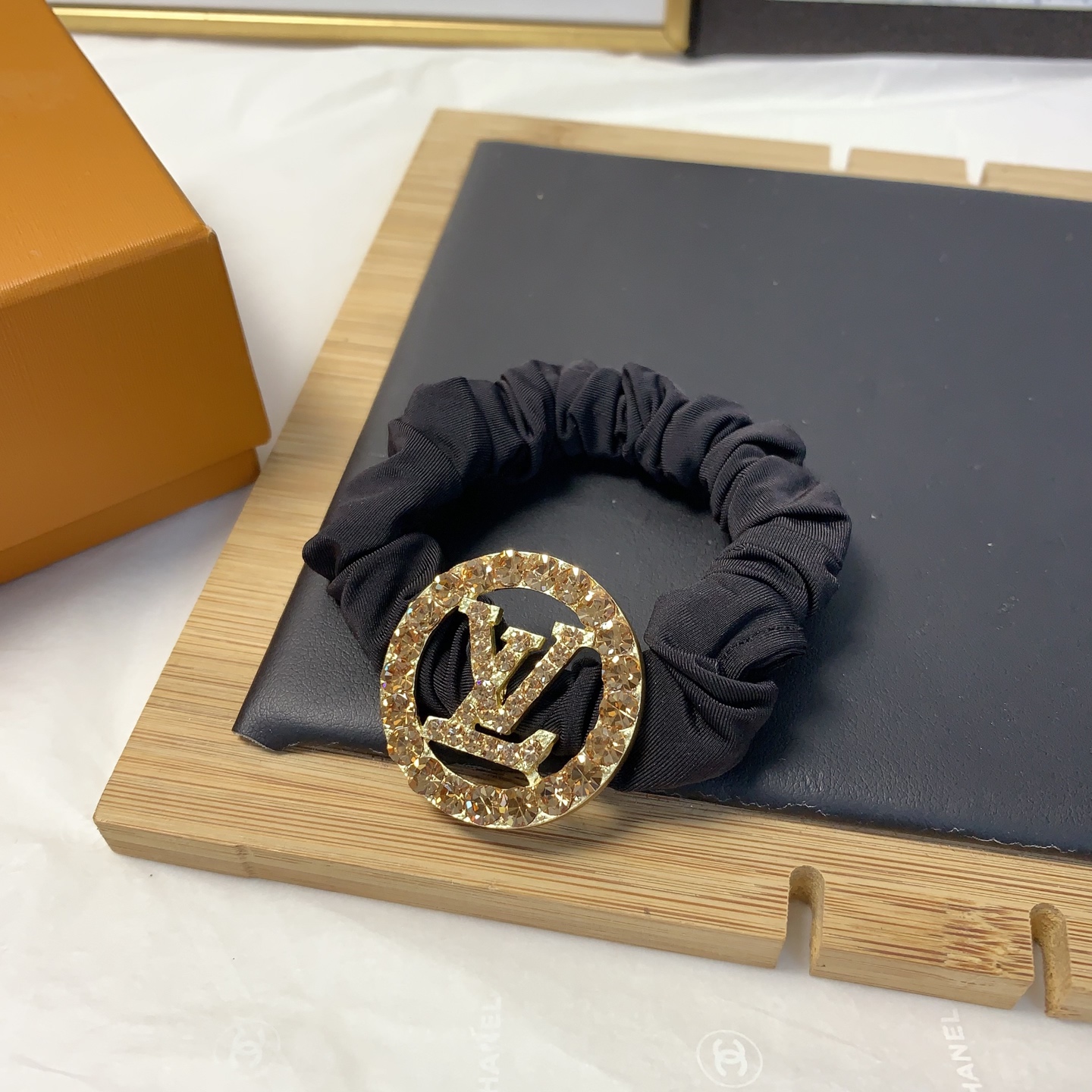  皮筋集合
Dior迪奥
Gucci古驰
chanel小香
LV路易威登
捷克钻logo皮筋发圈日常精致