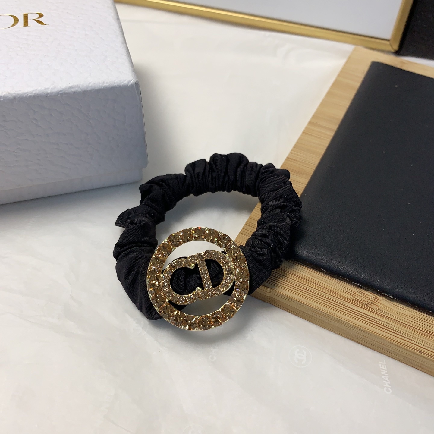  皮筋集合
Dior迪奥
Gucci古驰
chanel小香
LV路易威登
捷克钻logo皮筋发圈日常精致