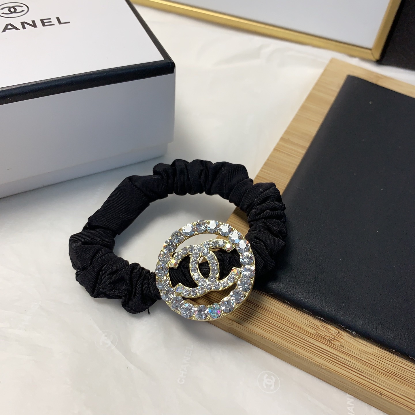  皮筋集合
Dior迪奥
Gucci古驰
chanel小香
LV路易威登
捷克钻logo皮筋发圈日常精致