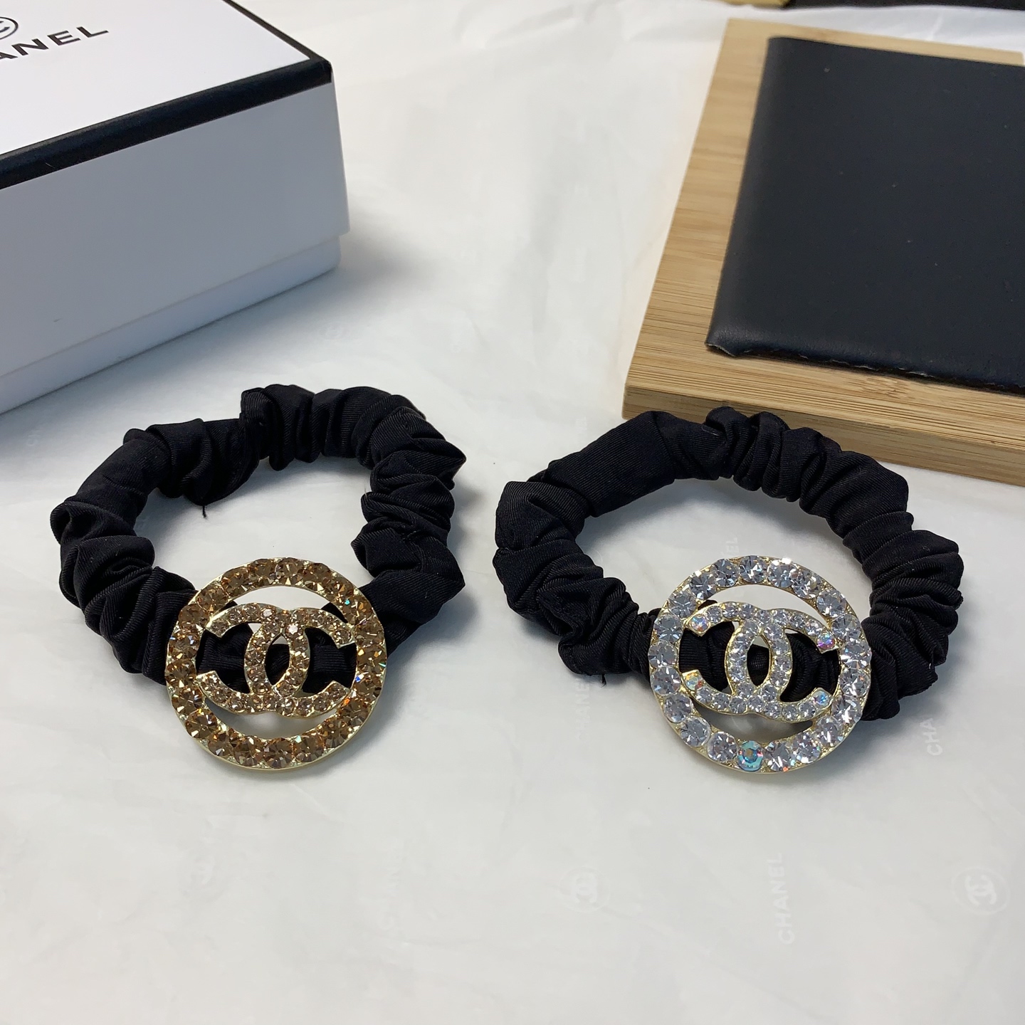  皮筋集合
Dior迪奥
Gucci古驰
chanel小香
LV路易威登
捷克钻logo皮筋发圈日常精致