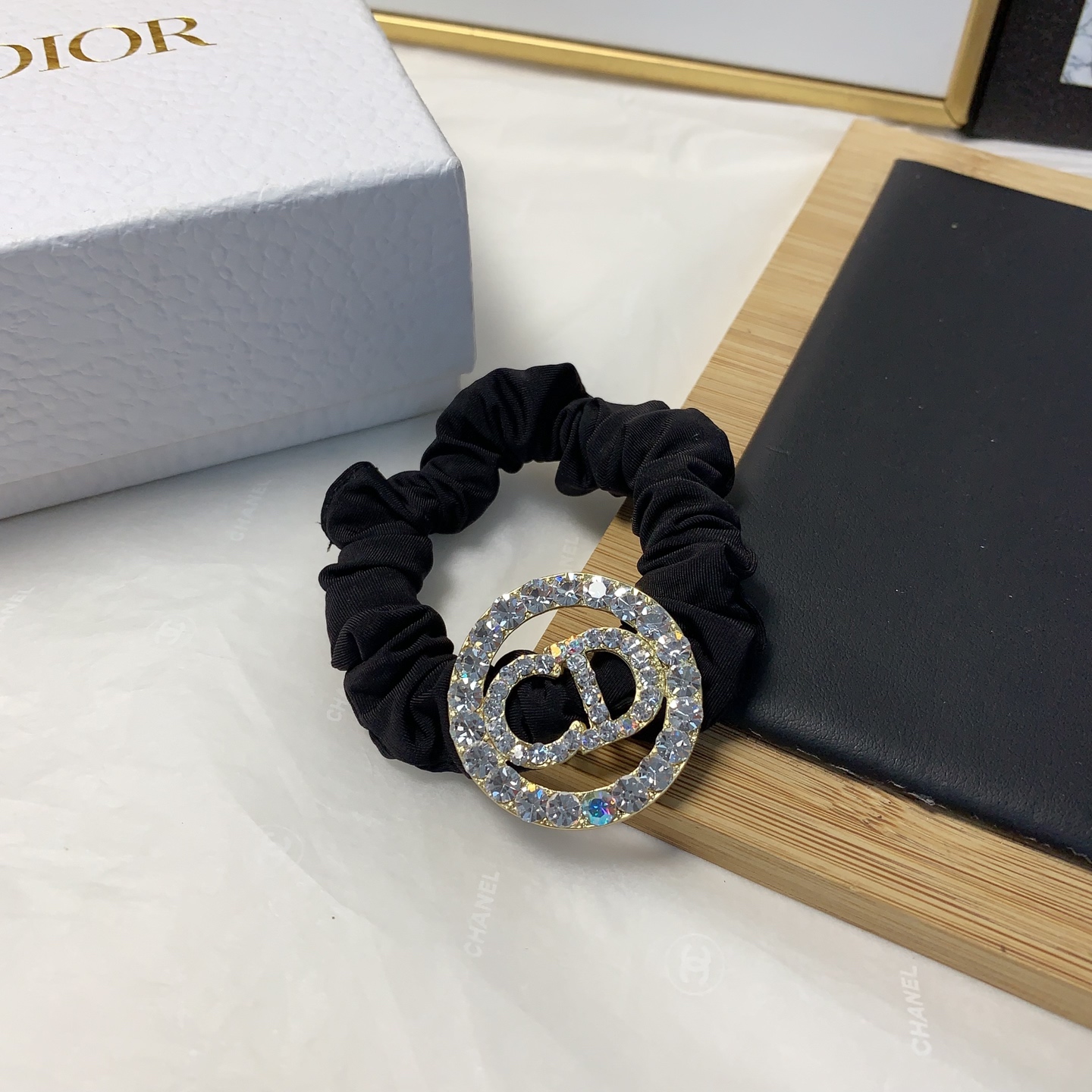  皮筋集合
Dior迪奥
Gucci古驰
chanel小香
LV路易威登
捷克钻logo皮筋发圈日常精致