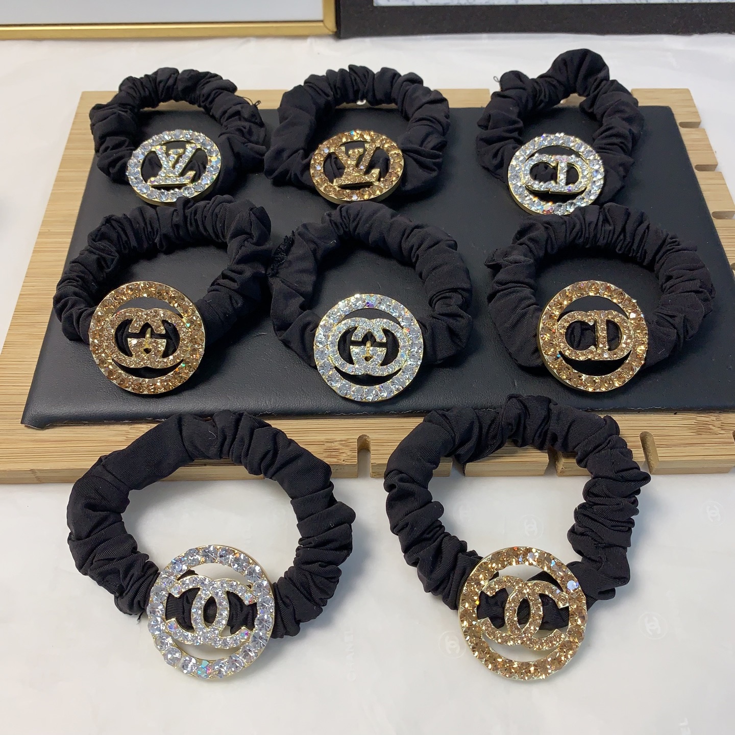  皮筋集合
Dior迪奥
Gucci古驰
chanel小香
LV路易威登
捷克钻logo皮筋发圈日常精致