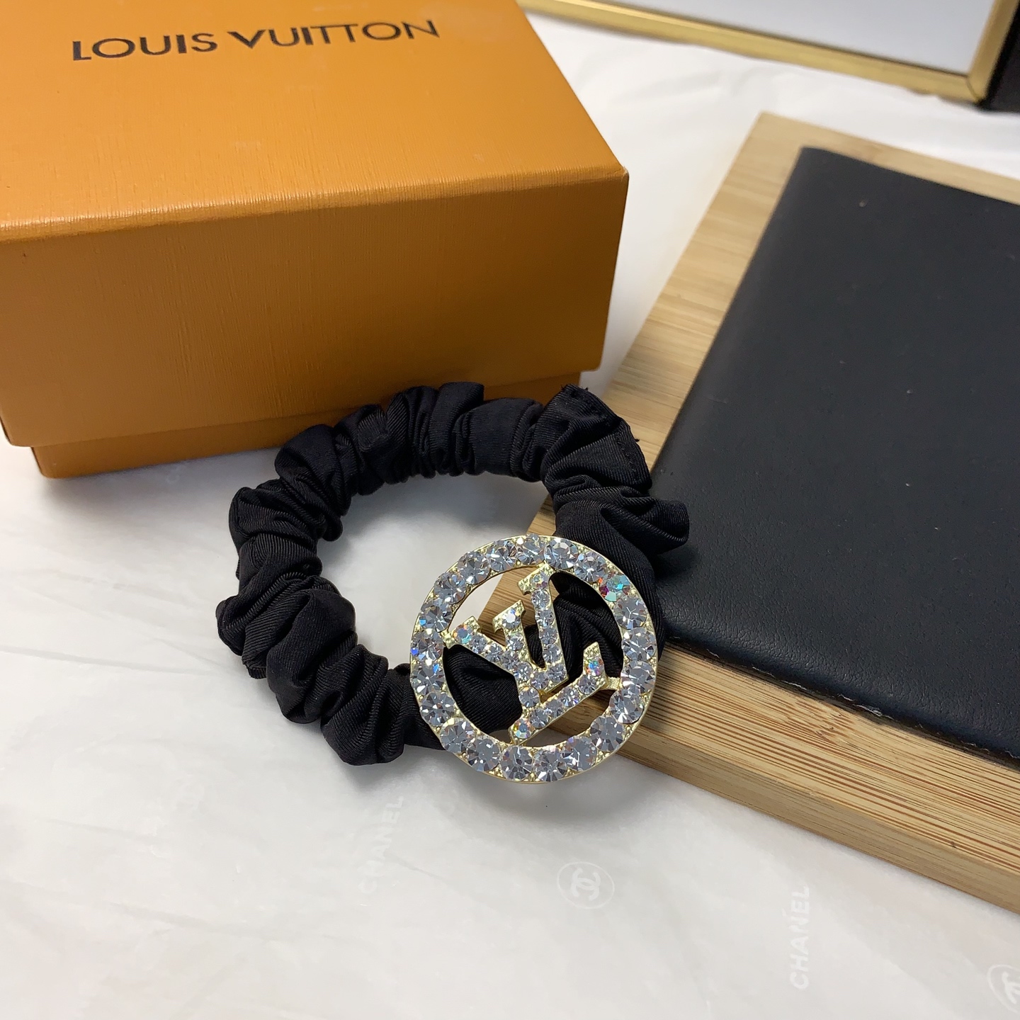  皮筋集合
Dior迪奥
Gucci古驰
chanel小香
LV路易威登
捷克钻logo皮筋发圈日常精致