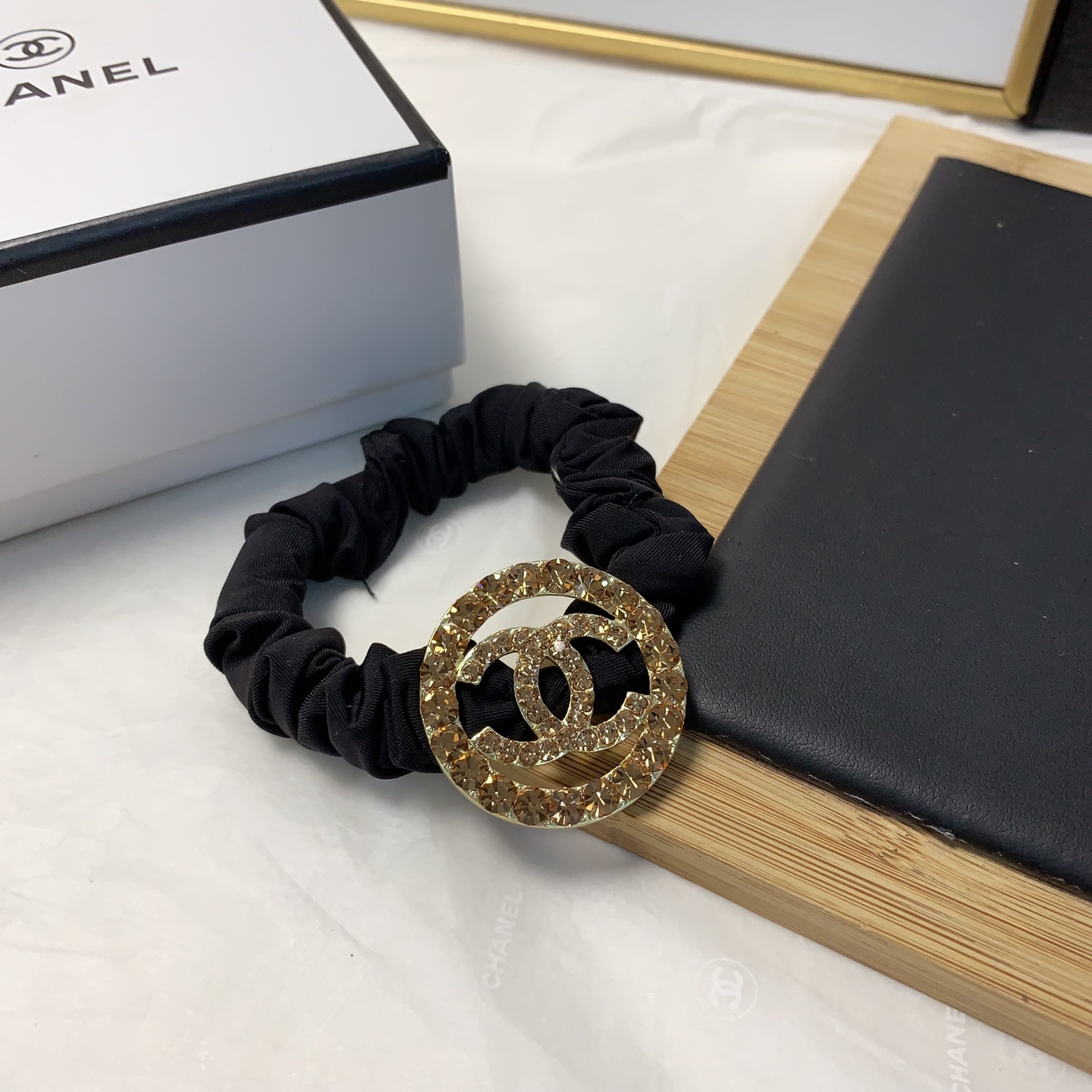  皮筋集合
Dior迪奥
Gucci古驰
chanel小香
LV路易威登
捷克钻logo皮筋发圈日常精致