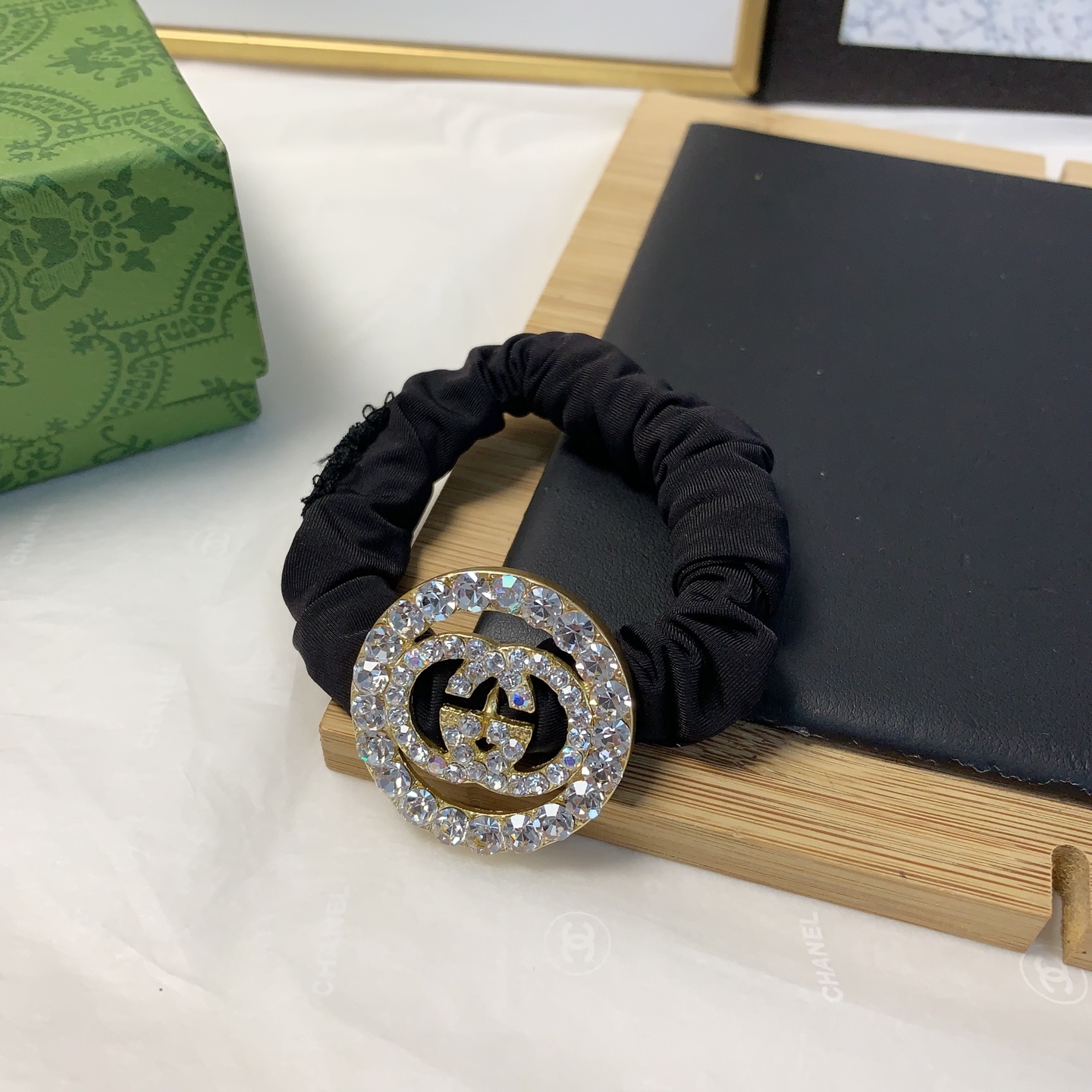  皮筋集合
Dior迪奥
Gucci古驰
chanel小香
LV路易威登
捷克钻logo皮筋发圈日常精致