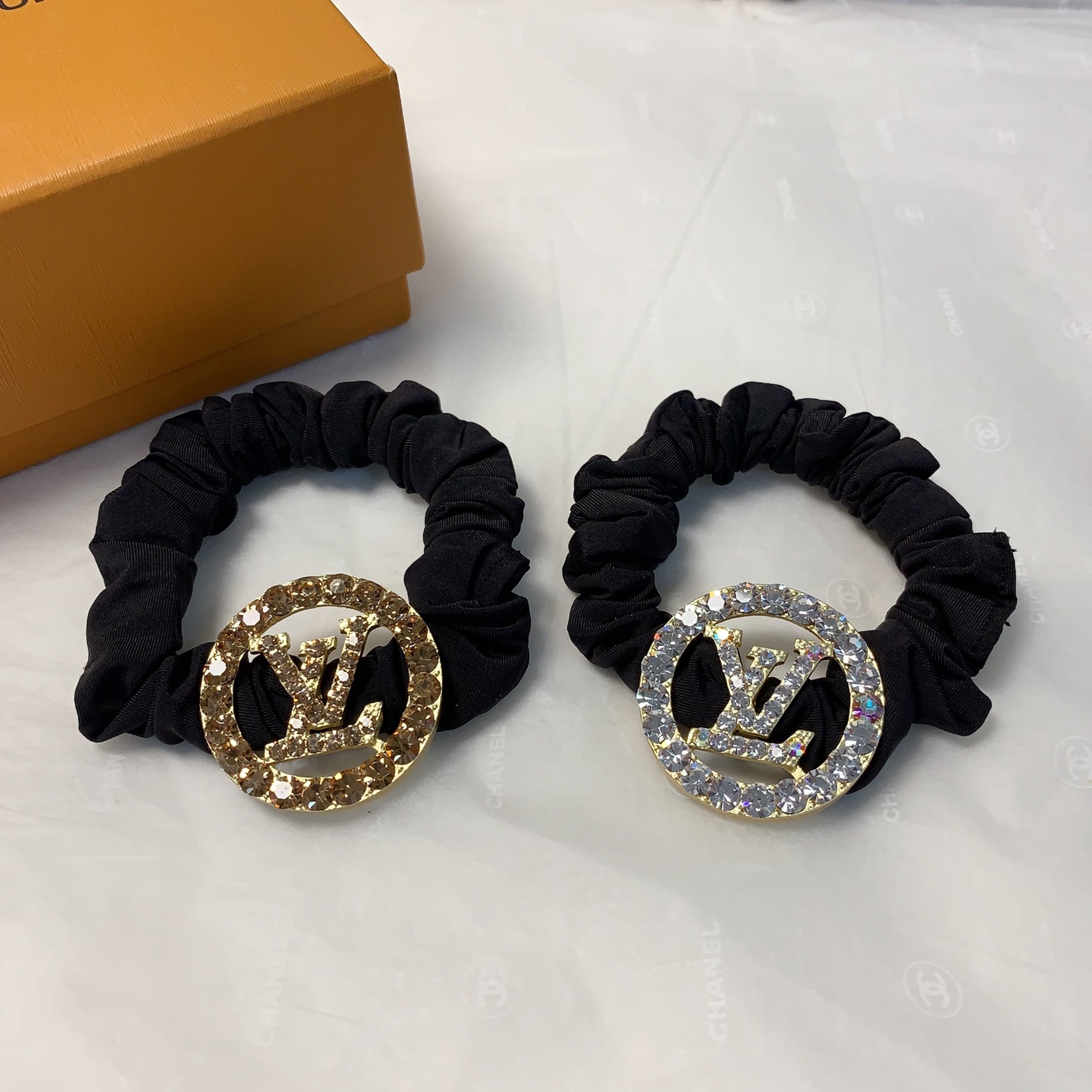  皮筋集合
Dior迪奥
Gucci古驰
chanel小香
LV路易威登
捷克钻logo皮筋发圈日常精致