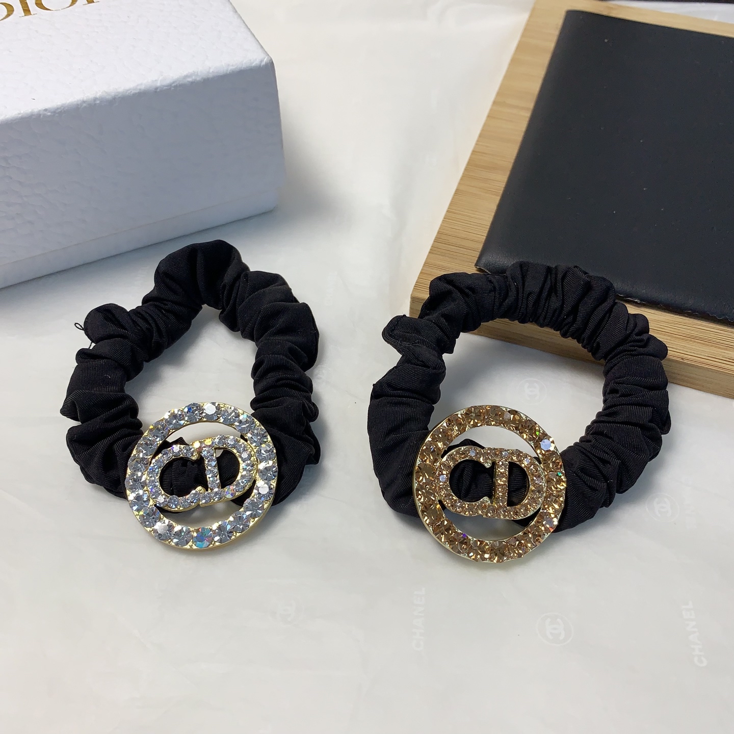  皮筋集合
Dior迪奥
Gucci古驰
chanel小香
LV路易威登
捷克钻logo皮筋发圈日常精致