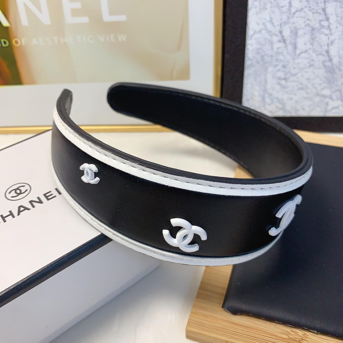  chanel小香
chanel发箍
牛皮logo欧美时尚风发箍气质百搭小仙女必入单品名媛风十足～宝藏款