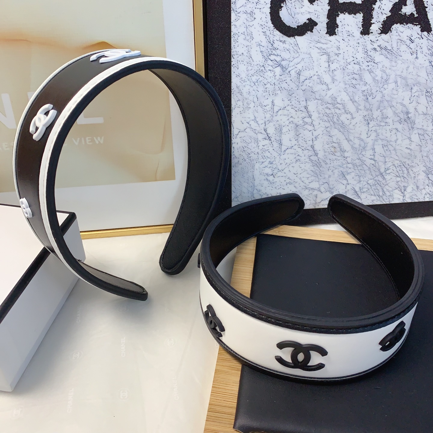  chanel小香
chanel发箍
牛皮logo欧美时尚风发箍气质百搭小仙女必入单品名媛风十足～宝藏款