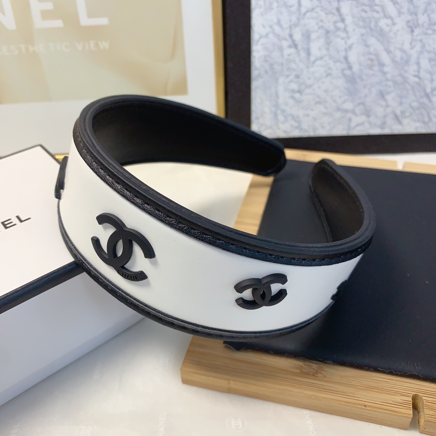  chanel小香
chanel发箍
牛皮logo欧美时尚风发箍气质百搭小仙女必入单品名媛风十足～宝藏款