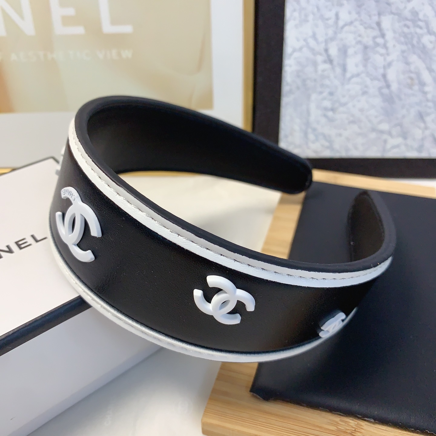  chanel小香
chanel发箍
牛皮logo欧美时尚风发箍气质百搭小仙女必入单品名媛风十足～宝藏款