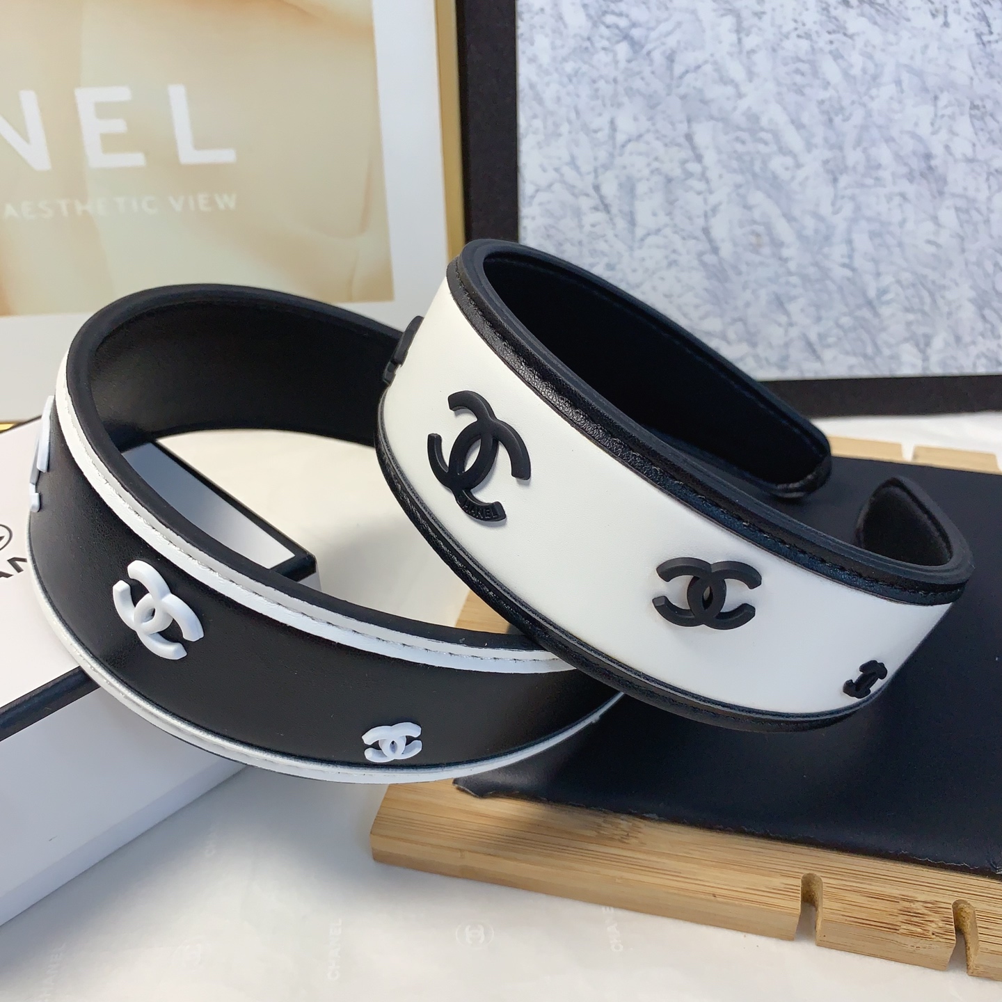  chanel小香
chanel发箍
牛皮logo欧美时尚风发箍气质百搭小仙女必入单品名媛风十足～宝藏款