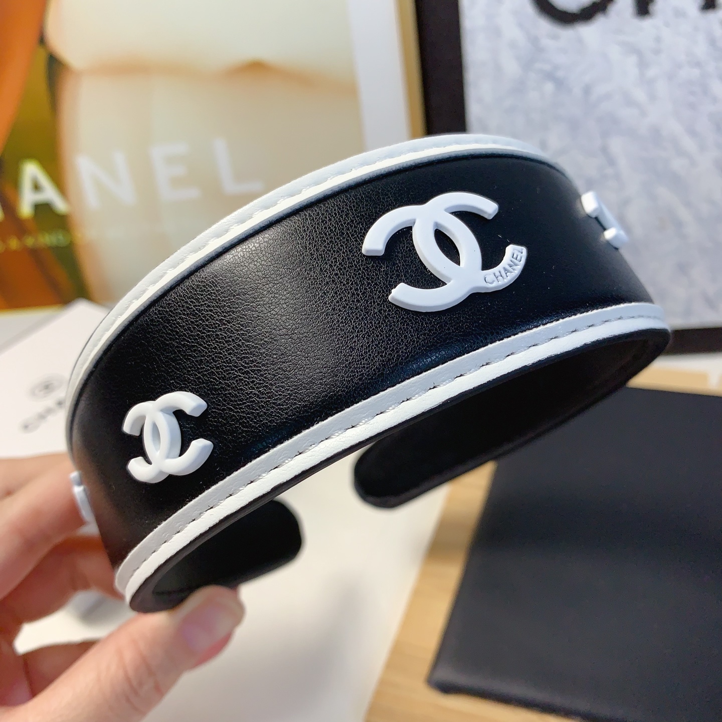  chanel小香
chanel发箍
牛皮logo欧美时尚风发箍气质百搭小仙女必入单品名媛风十足～宝藏款