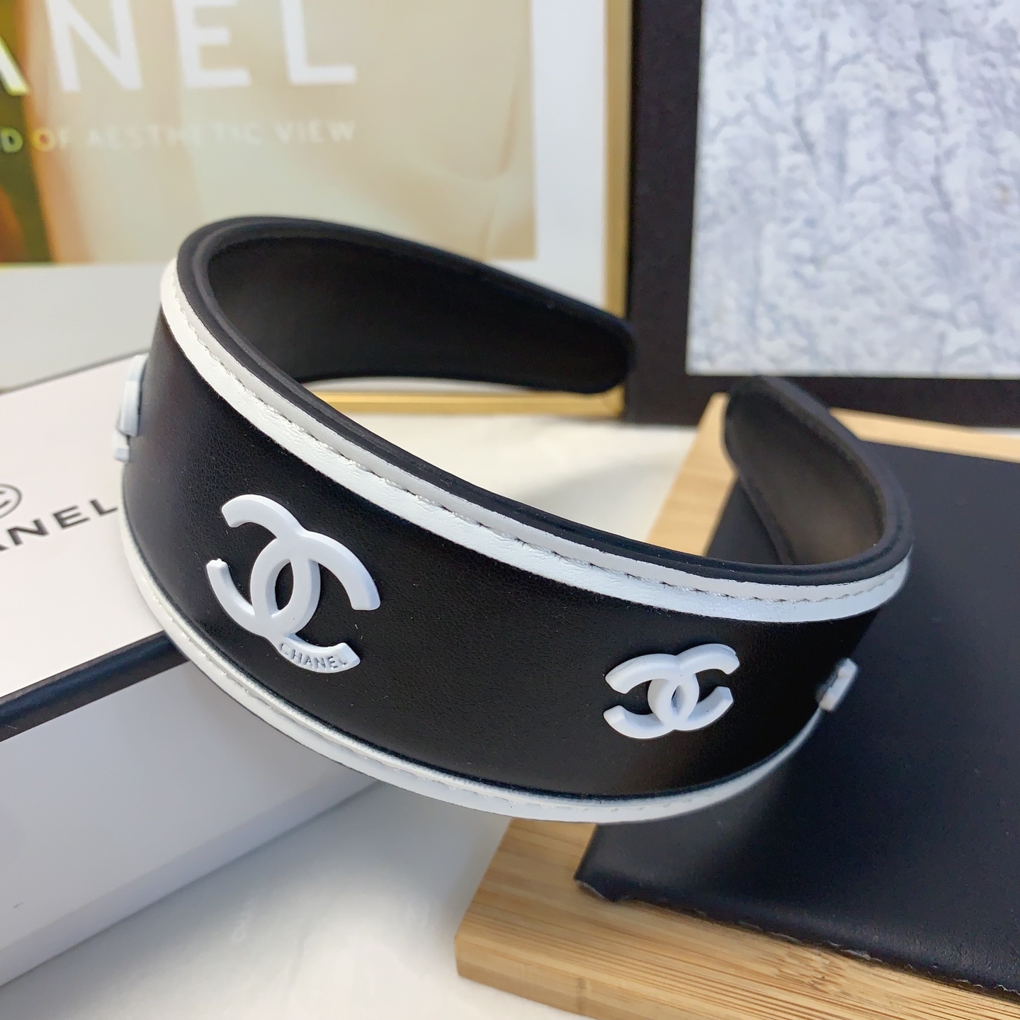  chanel小香
chanel发箍
牛皮logo欧美时尚风发箍气质百搭小仙女必入单品名媛风十足～宝藏款