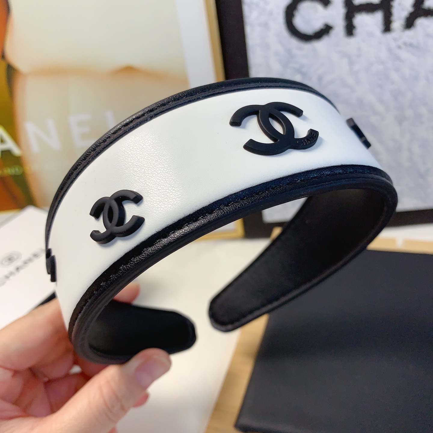  chanel小香
chanel发箍
牛皮logo欧美时尚风发箍气质百搭小仙女必入单品名媛风十足～宝藏款