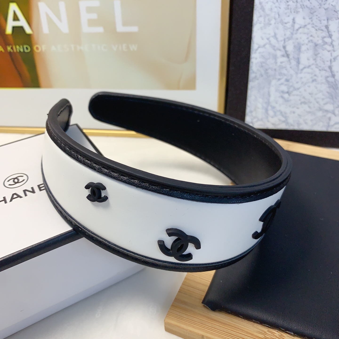  chanel小香
chanel发箍
牛皮logo欧美时尚风发箍气质百搭小仙女必入单品名媛风十足～宝藏款