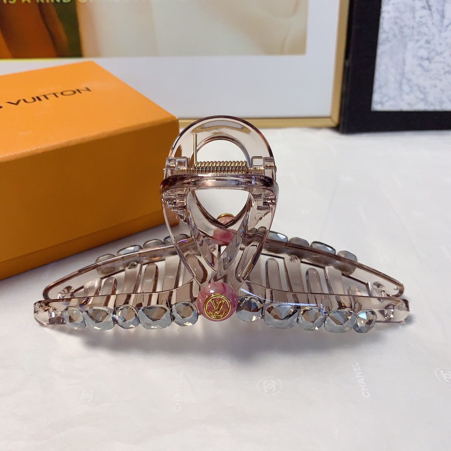  LV路易威登
驴牌抓夹
捷克钻logo抓夹气质百搭日常精致小单品 小仙女必入单品 宝藏款 闭眼入🥰推荐