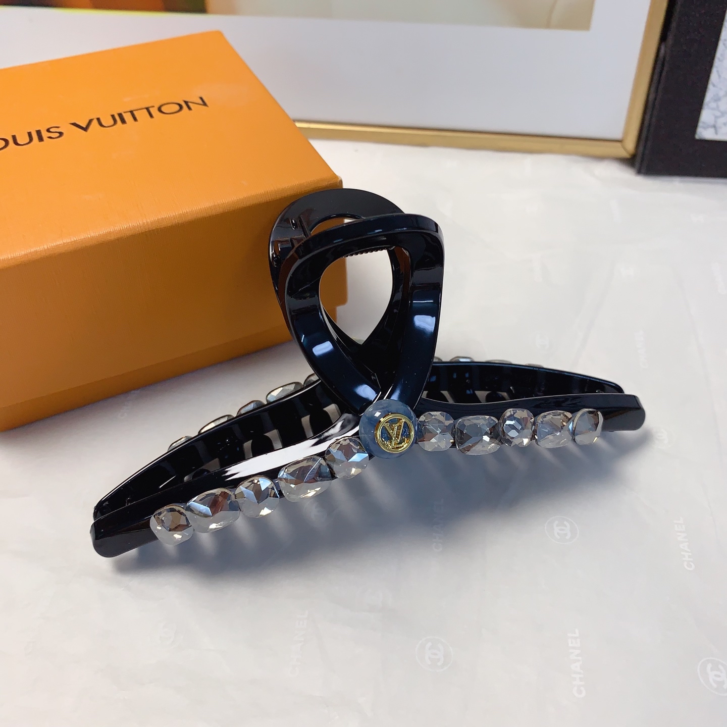  LV路易威登
驴牌抓夹
捷克钻logo抓夹气质百搭日常精致小单品 小仙女必入单品 宝藏款 闭眼入🥰推荐