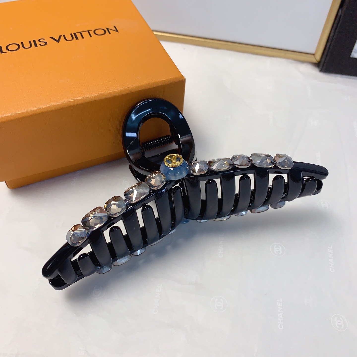  LV路易威登
驴牌抓夹
捷克钻logo抓夹气质百搭日常精致小单品 小仙女必入单品 宝藏款 闭眼入🥰推荐