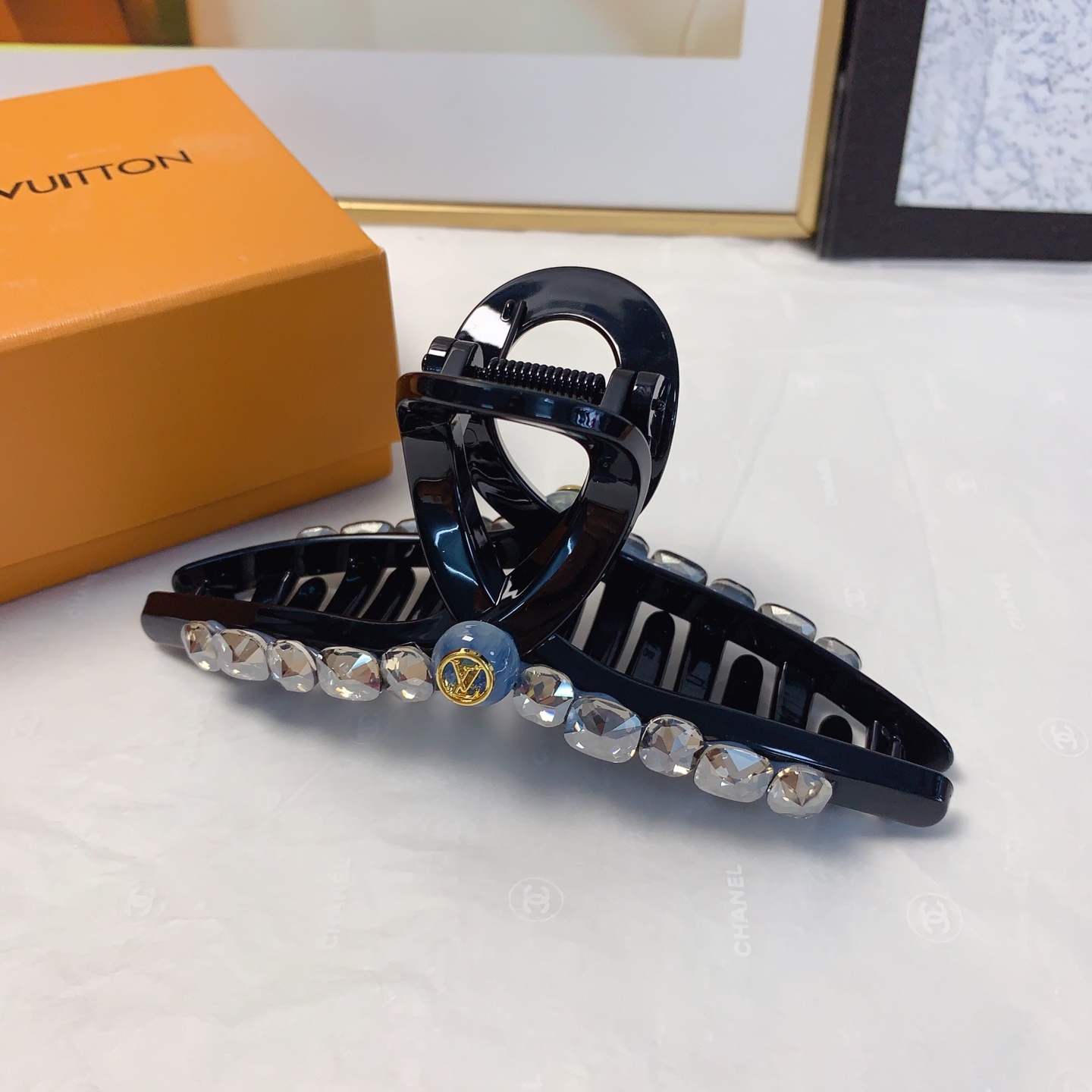  LV路易威登
驴牌抓夹
捷克钻logo抓夹气质百搭日常精致小单品 小仙女必入单品 宝藏款 闭眼入🥰推荐