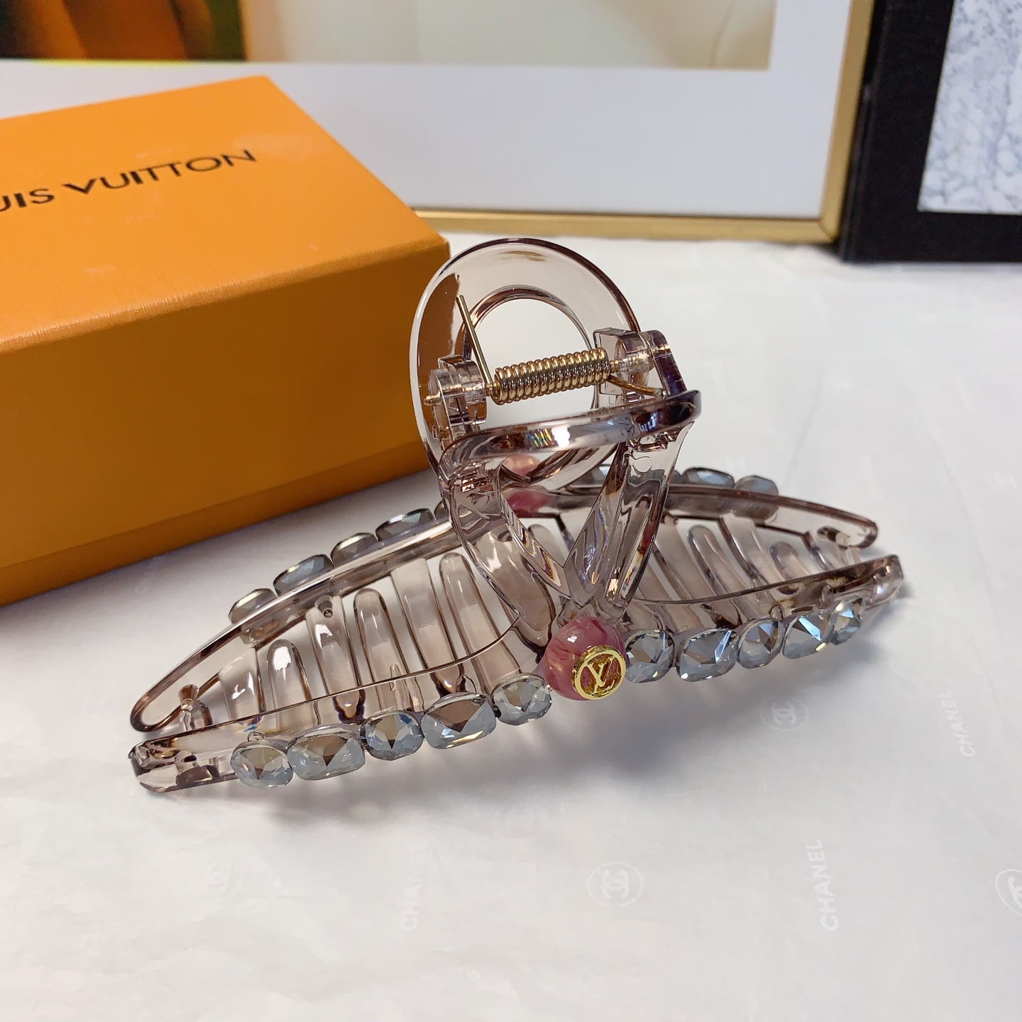  LV路易威登
驴牌抓夹
捷克钻logo抓夹气质百搭日常精致小单品 小仙女必入单品 宝藏款 闭眼入🥰推荐