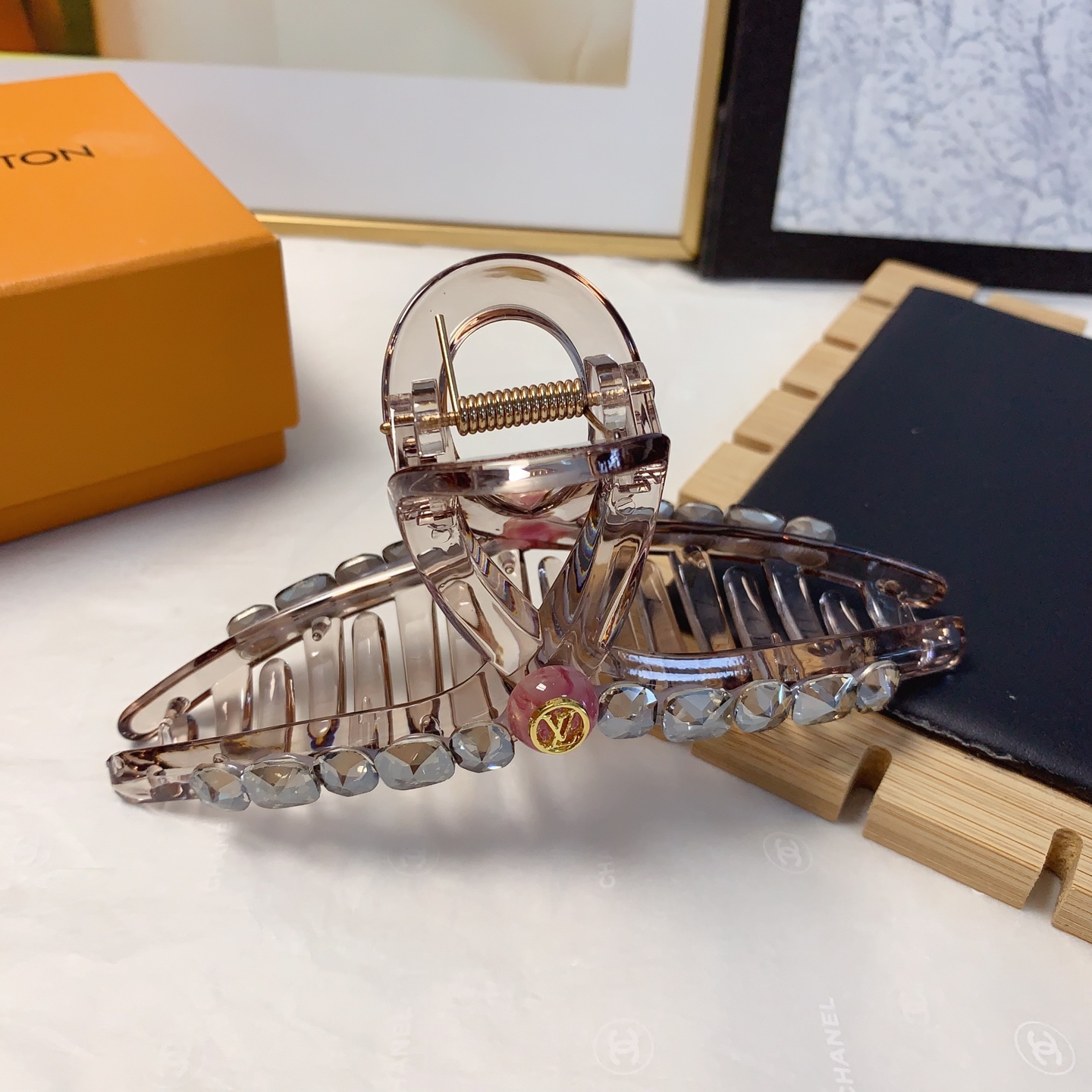  LV路易威登
驴牌抓夹
捷克钻logo抓夹气质百搭日常精致小单品 小仙女必入单品 宝藏款 闭眼入🥰推荐