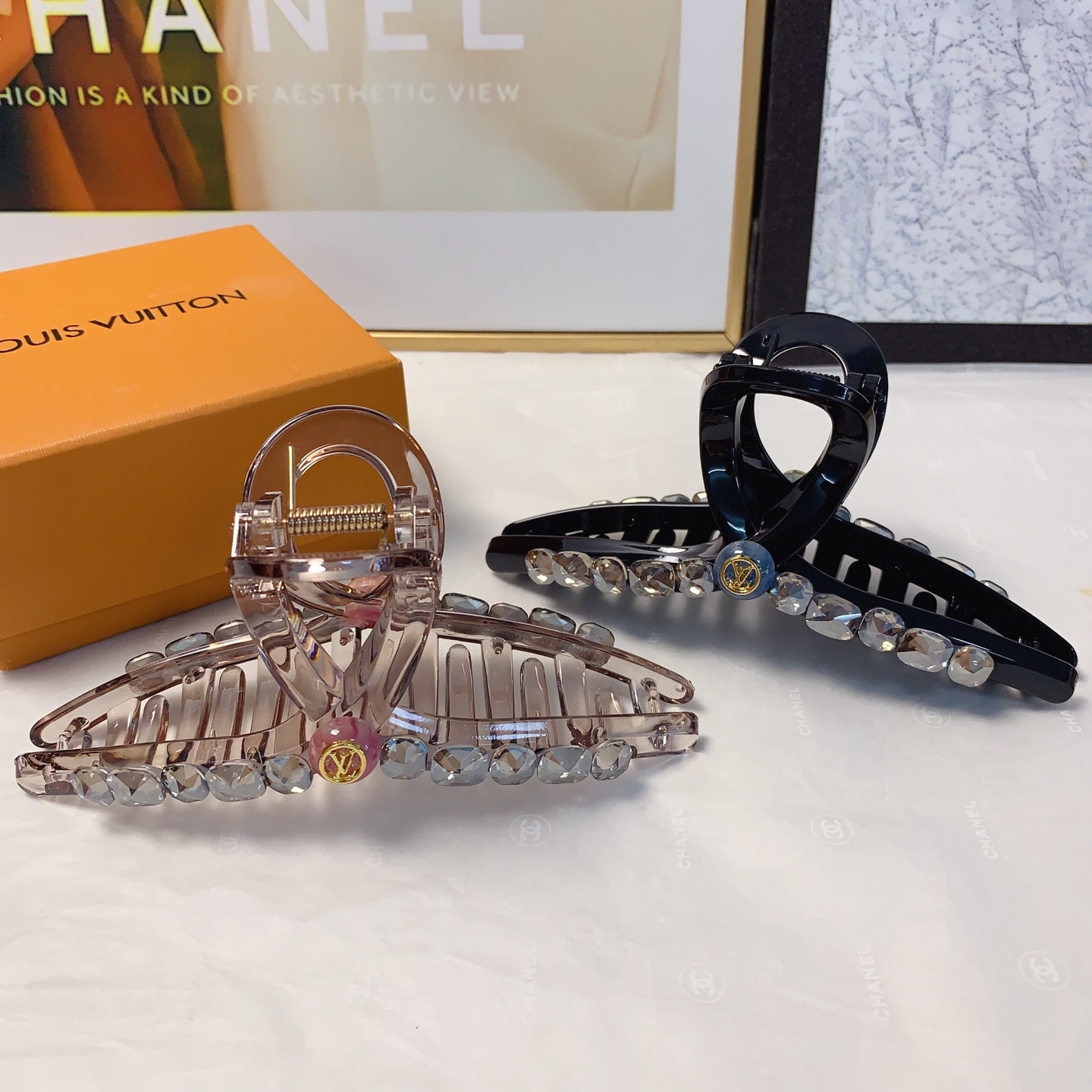  LV路易威登
驴牌抓夹
捷克钻logo抓夹气质百搭日常精致小单品 小仙女必入单品 宝藏款 闭眼入🥰推荐