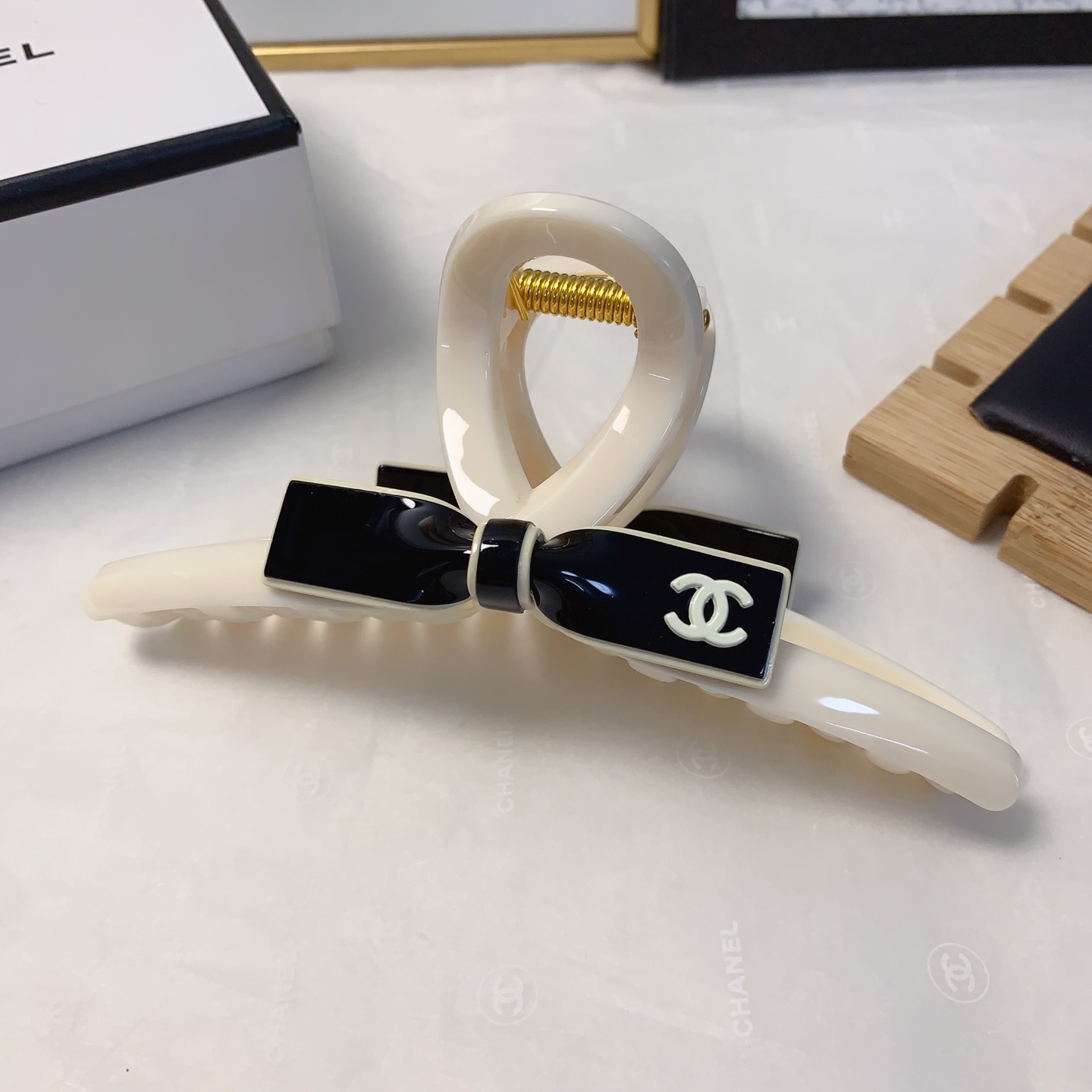  chanel小香
chanel抓夹
醋酸蝴蝶结抓夹气质百搭日常精致小单品 小仙女必入单品 宝藏款 闭眼