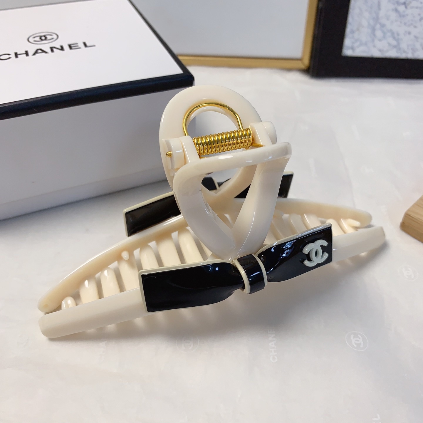  chanel小香
chanel抓夹
醋酸蝴蝶结抓夹气质百搭日常精致小单品 小仙女必入单品 宝藏款 闭眼