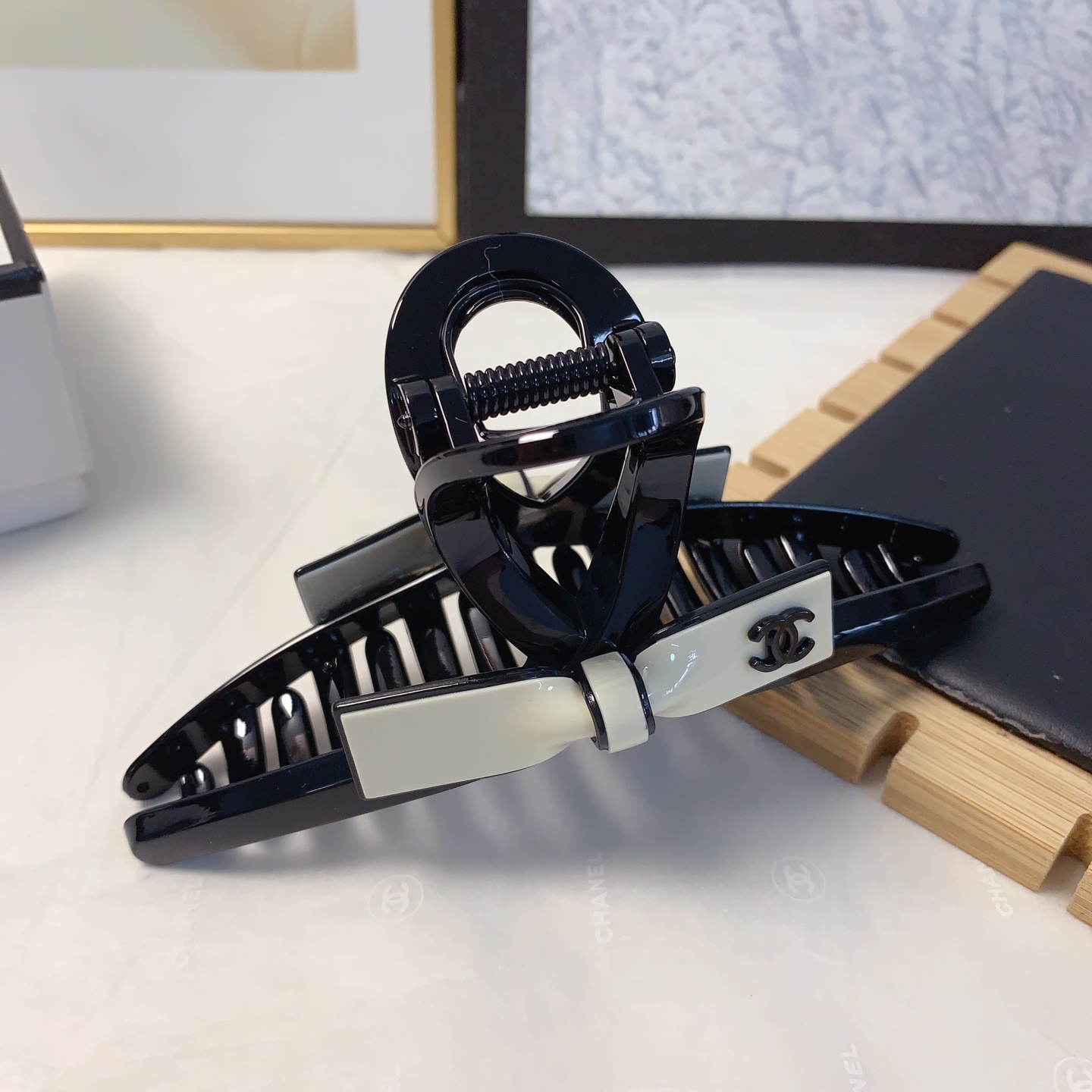  chanel小香
chanel抓夹
醋酸蝴蝶结抓夹气质百搭日常精致小单品 小仙女必入单品 宝藏款 闭眼