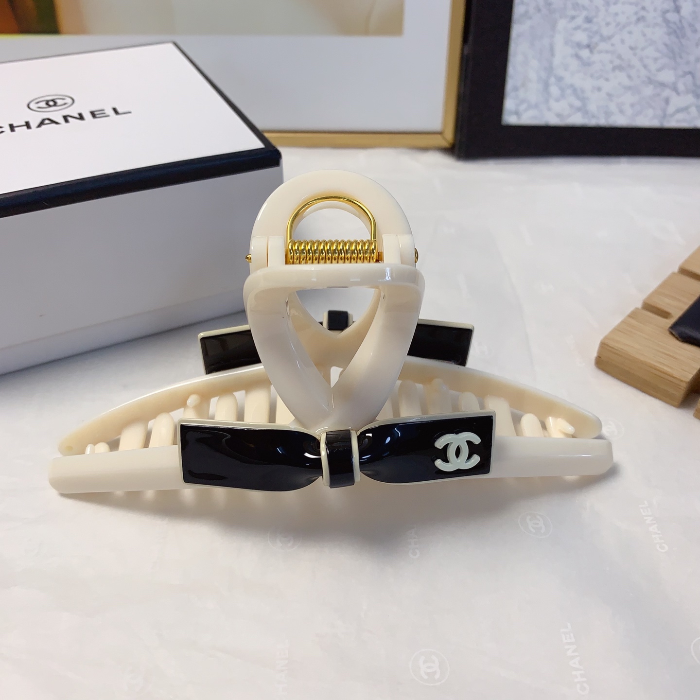  chanel小香
chanel抓夹
醋酸蝴蝶结抓夹气质百搭日常精致小单品 小仙女必入单品 宝藏款 闭眼