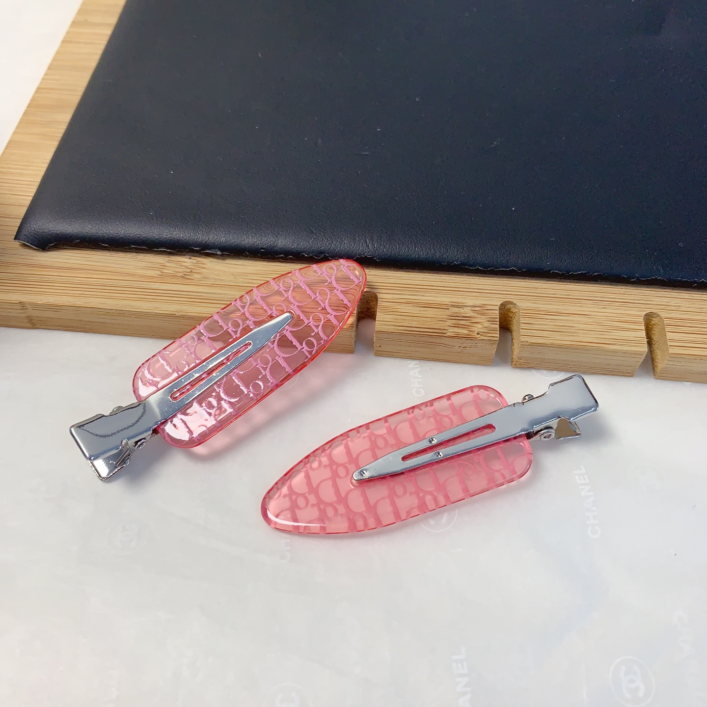  Dior迪奥
Dior发夹
亚克力字母铲子夹压夹边夹日常精致小单品 气质百搭小仙女必入单品 宝藏款 闭