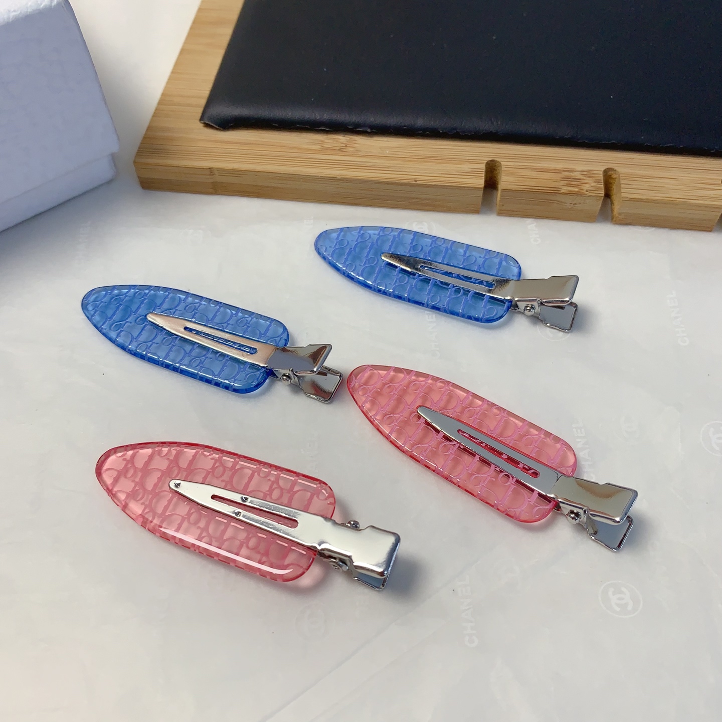  Dior迪奥
Dior发夹
亚克力字母铲子夹压夹边夹日常精致小单品 气质百搭小仙女必入单品 宝藏款 闭