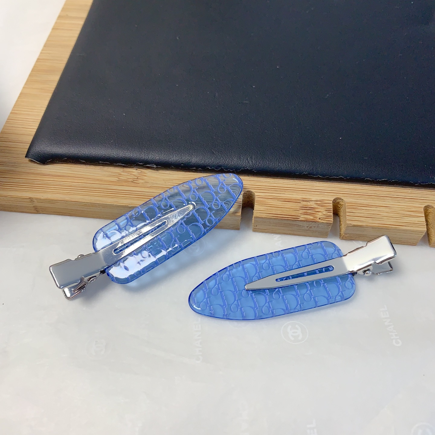  Dior迪奥
Dior发夹
亚克力字母铲子夹压夹边夹日常精致小单品 气质百搭小仙女必入单品 宝藏款 闭